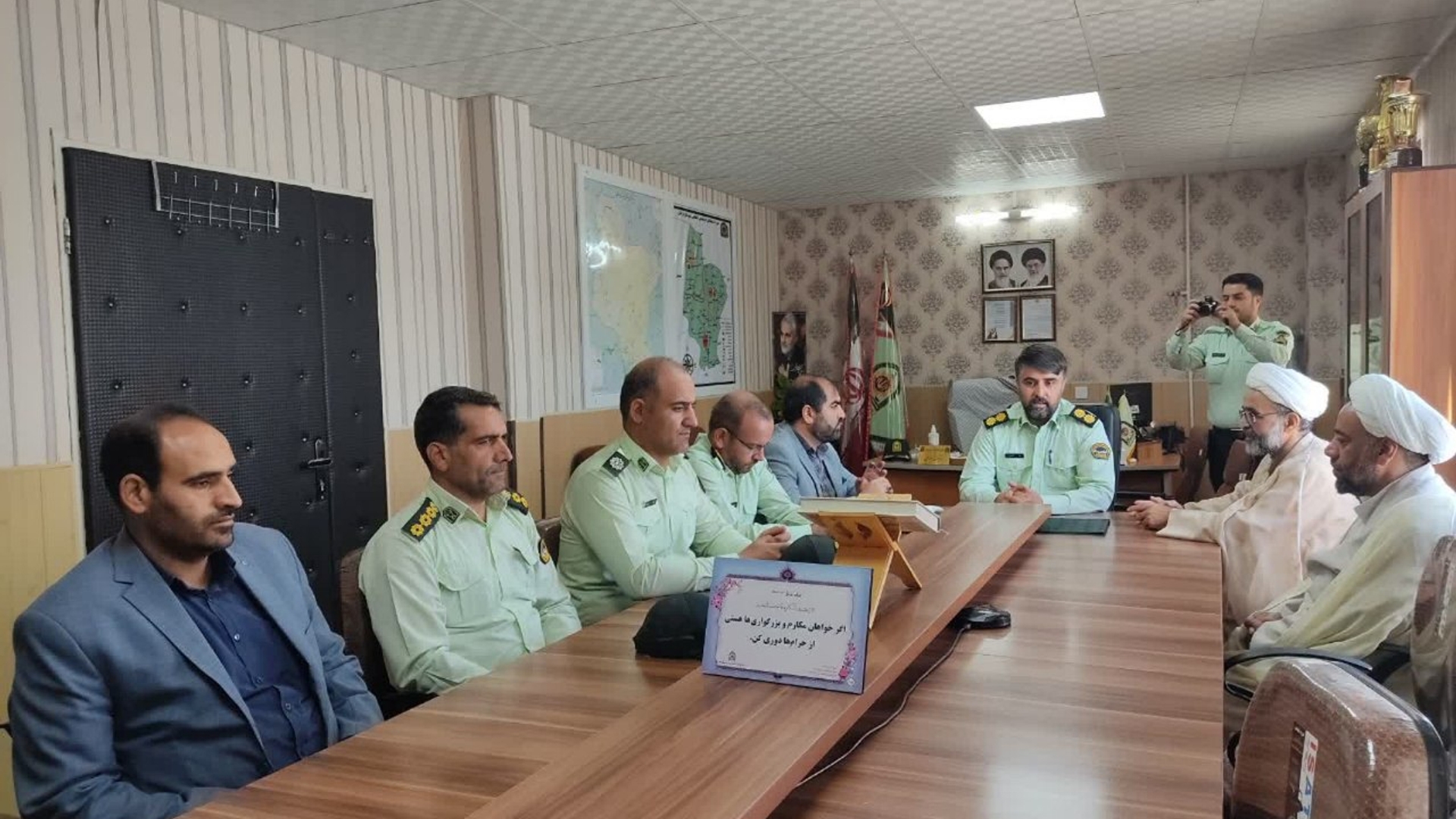 🔴حضور آقازیارتی فرماندار فراهان، امام جمعه شهرستان و جمعی از مسئولین در فرماندهی انتظامی شهرستان