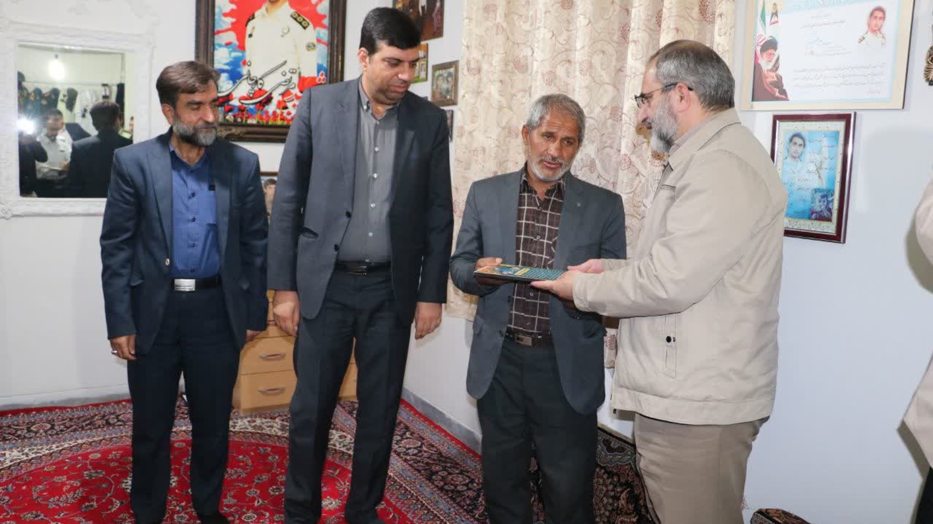 💢حضوردکترمخلص الائمه استاندار مرکزی به همراه دکتر زندوکیلی معاونت هماهنگی امور عمرانی استانداری مرکزی، دکترهادی فرماندار شهرستان اراک، سردار رفیعی کیا فرماندهی نیروی انتظامی استان مرکزی و دیگر مسئولین در منزل شهید مرتضی کارچانی،با خانواده این شهید گرانقدر دیدار و از صبر و شکیبایی ایشان تجلیل نمودند