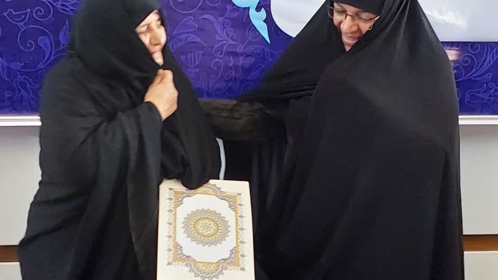 با حضور سرکار خانم مفتح  زاده  مدیر کل دفتر امور بانوان استانداری از  سرکار خانم شاه حسینی بانوی جانباز  و مادر شهید  والا مقام عبدالله نوروزی  تجلیل به عمل امد و  دراین دیدار به بیان خاطرات  شهید  توسط  مادر پرداخته شد  . 1401-07-06