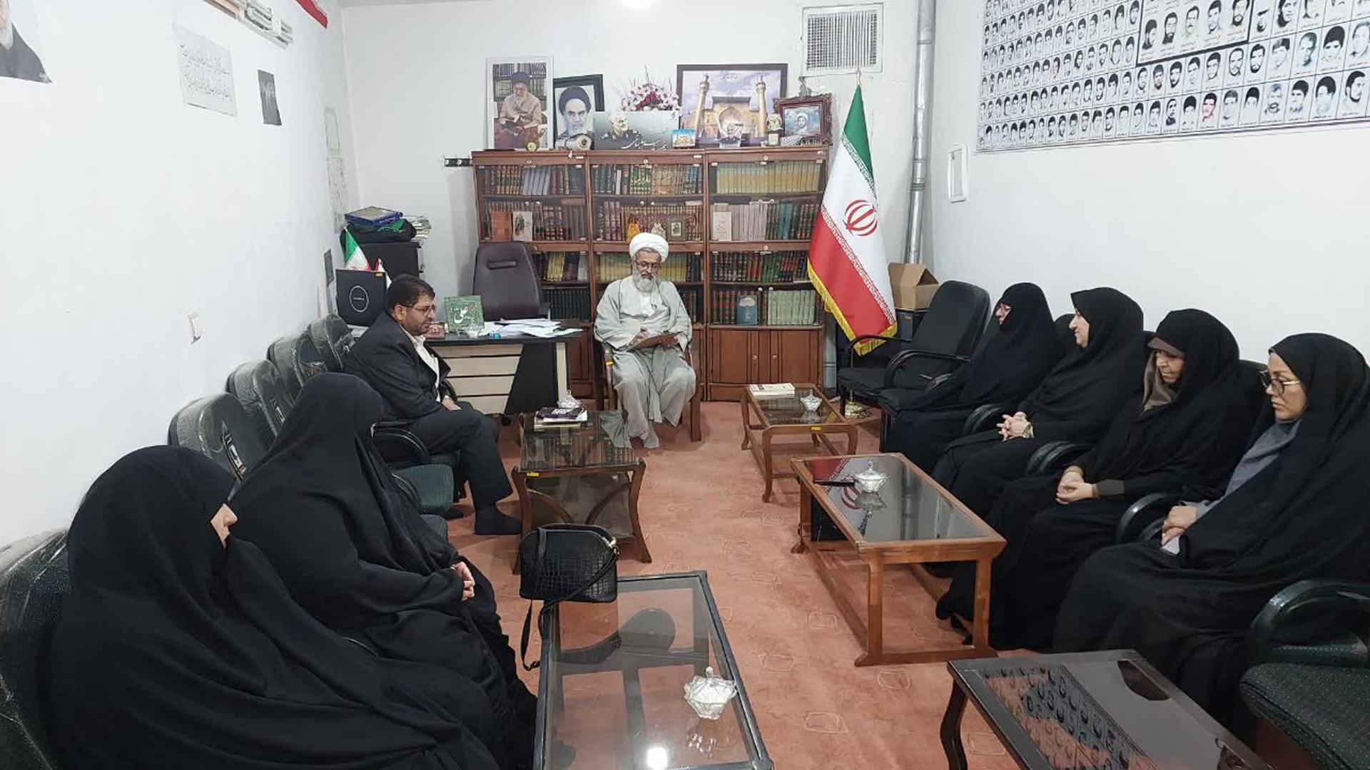 دیدار با امام  جمعه  محترم تفرش  در دفتر امام  جمعه  ، سرکار خانم  مفتح  زاده  مدیر  کل  بانوان استانداری در  دفتر  امام  جمعه  محترم  با حجت الاسلام  اجرایی به  بیان  مشکلات  جمعیتی  و نقش  ائمه  جمعه  و جماعت در فرهنگ  سازی  برای  فرزند آوری و  کاهش  معضلات  جمعیتی  پرداخته شد  .1401-07-06