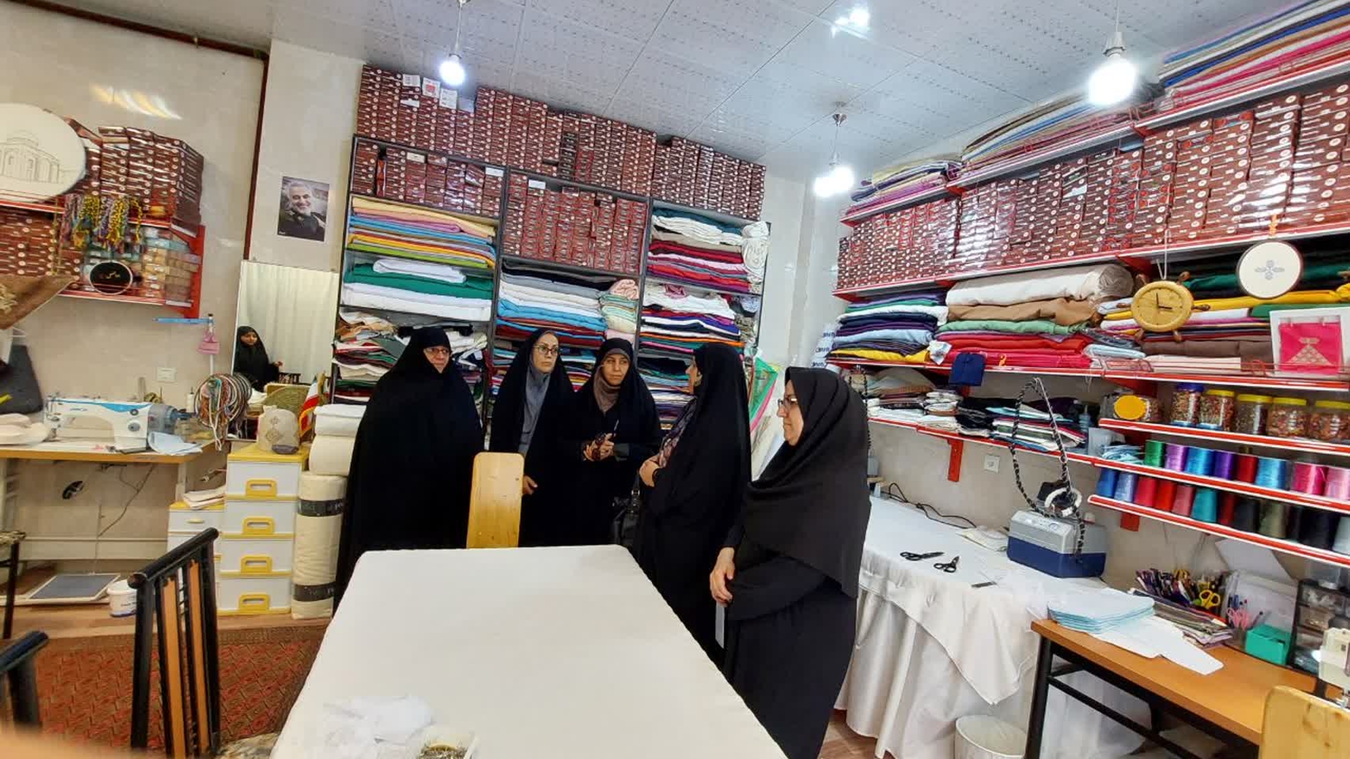 بازدید از کارگاه تفرشی دوزی و سرمه دوزی توسط سرکار خانم مفتح زاده  مدیر کل بانوان استانداری  به همراه هیات همراه که توسط خانم محب علی به همراه خانواده  در سال 98  در سال 1400 شهر تفرش  به عنوان شهر ملی تفرشی  دوزی به ثبت رسید در حال حاضر برای 3 نفر از بانوان به صورت استخدامی و حدود  50  نفر به صورت غیراستخدامی اشتغال  ایجاد  شده  است .1401-07-06