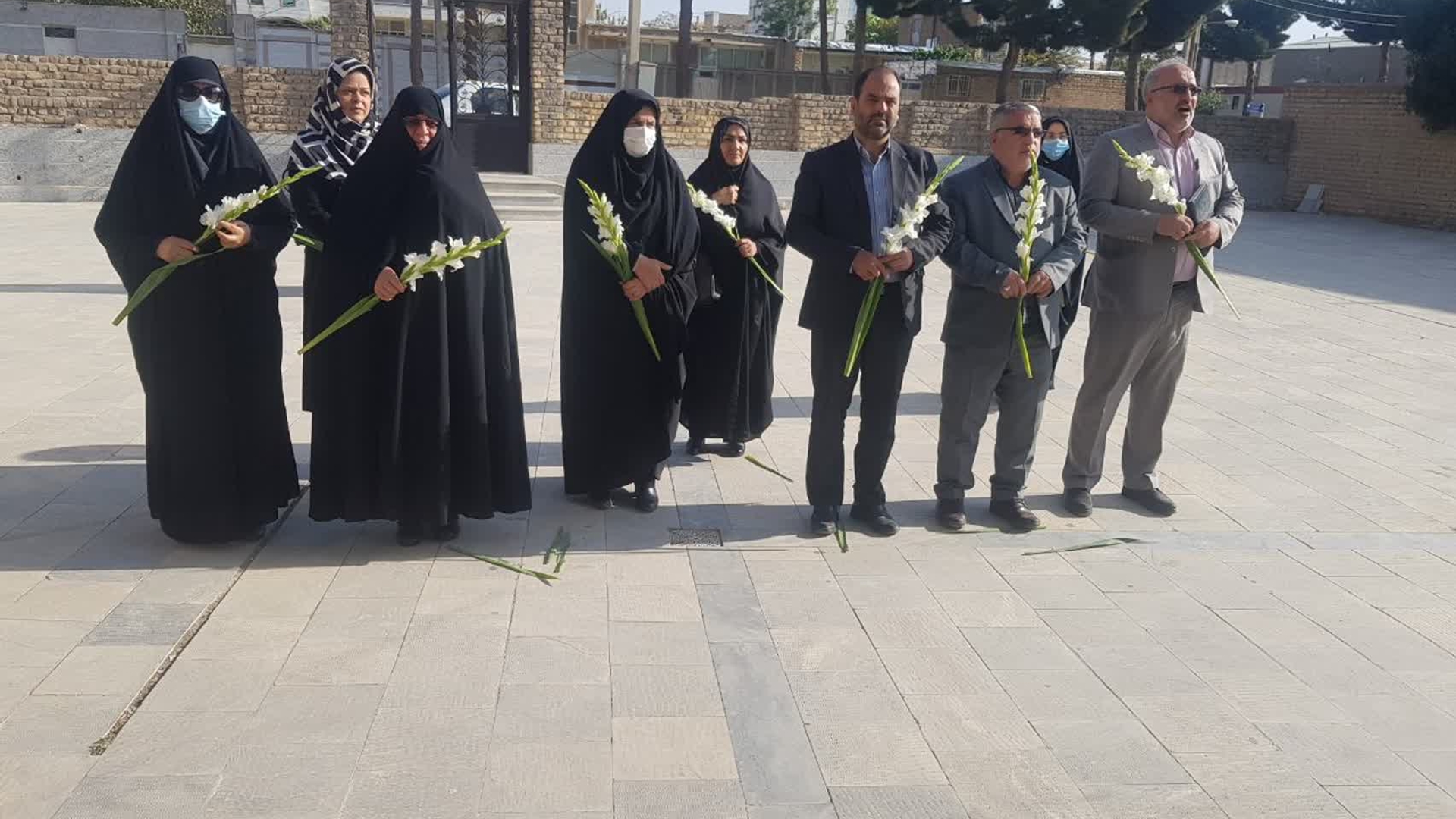 گلباران  گلزار  شهدای  گمنام شهر  آشنتیان  با  حضور سرکار  خانم  مفتح  زاده  و  آقای فراهانی  فرماندار  شهرستان  آشتیان  و  به عطر افشانی  ، اهدای  گل  و نثار فاتحه  پرداخته شد  .1401-07-18