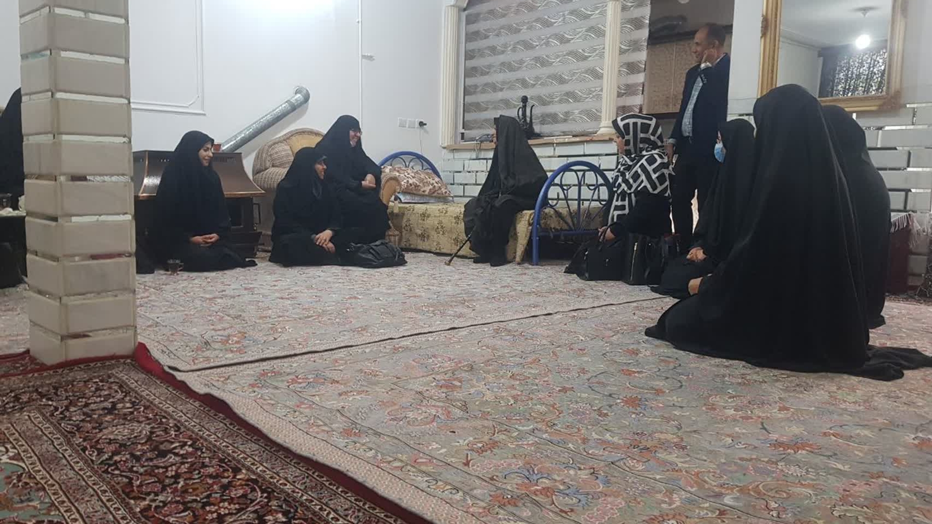 دیدار سرکار خانم  مفتح زاده مدیر کل امور زنان وخانواده استانداری مرکزی با جانباز سرافراز جنگ  تحمیلی سرکار خانم رقیه کریمی ، با اهدای لوح  تقدیر و  هدیه  به جانباز مکرمه  .1401-07-18