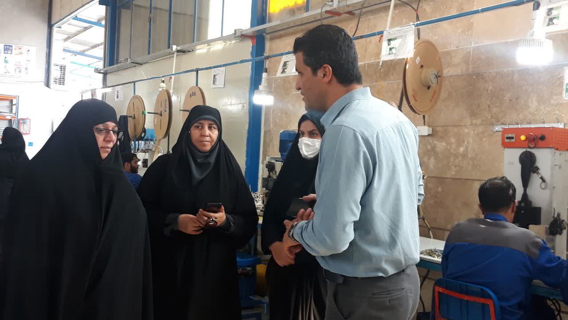 بازدید  از خط  تولید  ویژه بانوان در  شرکت پژوهش  صنعت مدرن  شهرستان آشتیان  توسط  سرکار خانم  مفتح زاده مدیر  کل  امور بانوان استانداری  مرکزی  و  هیات  همراه ، به ارائه گزارش  اقدامات  و نحوه  بکار گیری  و خدمات  رسانی  انوان شاغل  .١٤٠١-٠٧-١٨با حضور  سرکار  خانم  مفتح  زاده  مدیر  کل  محترم  امور بانوان استانداری  بازدید ی از  خط  تولید  ویژه بانوان  شرکت  پژوهش  صنعت  مدرن  انجام شد  ،  شرکت  مذکو.ر با مدیریت  آقای  چنگی  برای  ٦ نفر اشتغال  ایجاد کرده  و  فعالیت این  شرکت در زمینه  تولید  چراغ ١١ نوع  خودرو می باشد.١٤٠١-٠٧-١٨