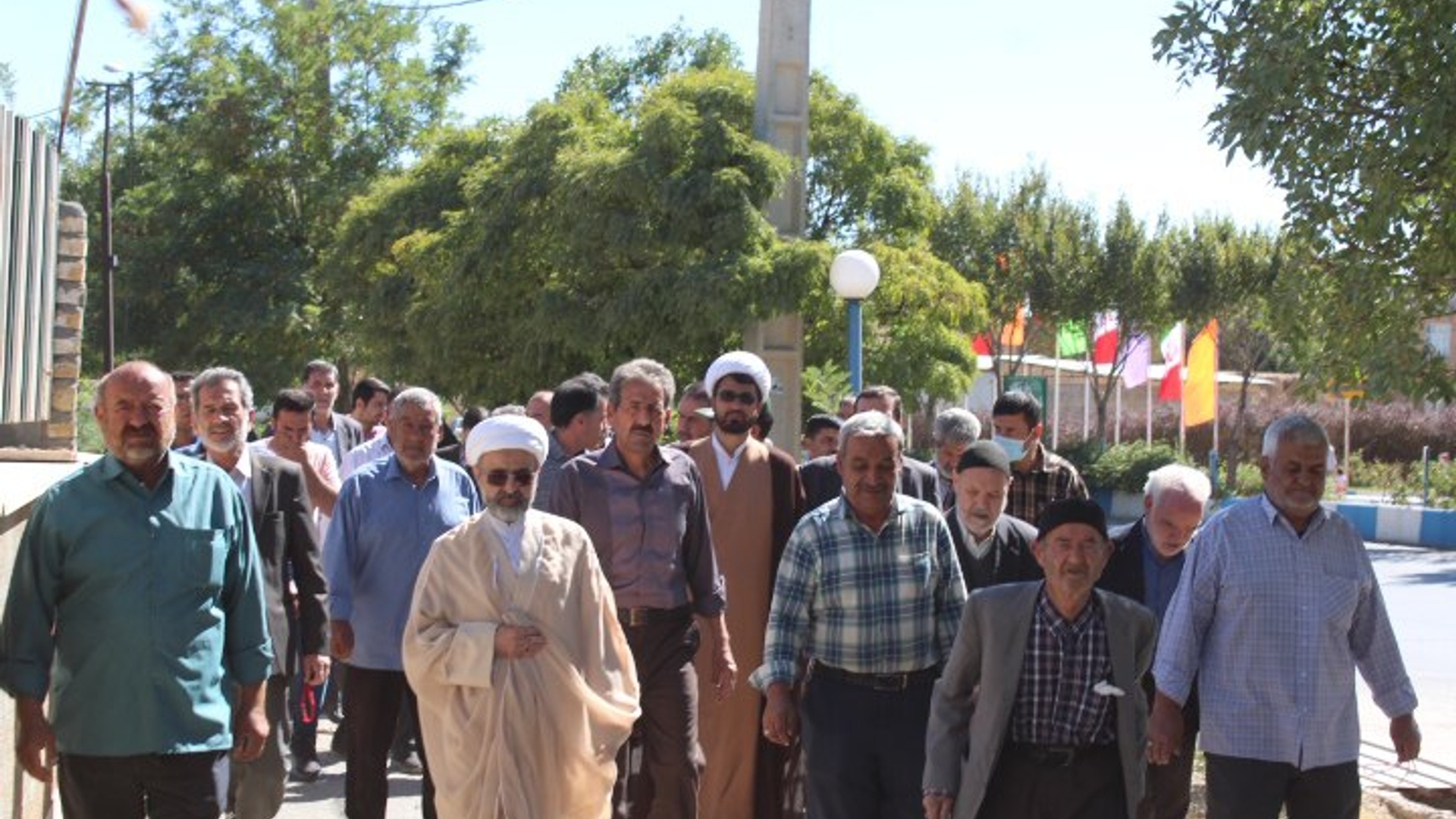 *حرکت دسته جمعی مردم و مسئولان شهرستان از دفتر امام جمعه تا ستاد انتظامی شهرستان برگزار گردید*