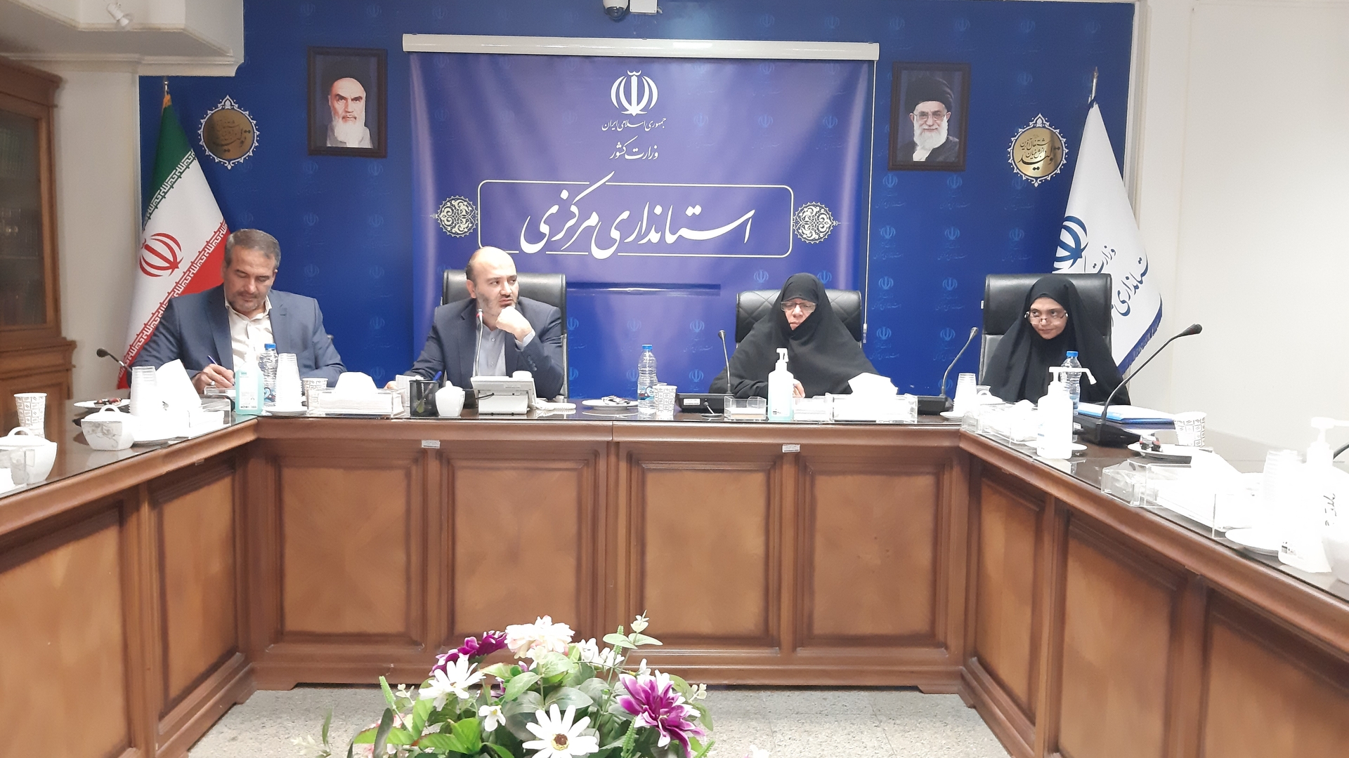 نشست بررسی وقایع اخیر با حضور سرکار خانم مفتح زاده مدیر کل امور  بانوان استانداری  و آقای رحیمی تبار مدیر کل امور امنیتی  و  انتظامی  و آقای  جلالی منش  مشاور استاندار در سالن امیر کبیر استانداری برگزار گردید  و در  ابتدا اعضای محترم دیدگاه های  فرهنگی و تحلیلی خود را در خصوص  مساله عفاف و حجاب و همچنین وقایع اخیر بیان نمودند و سپس جناب آقای جلالی منش  و جناب آقای رحیمی  تبار و سرکار خانم  مفتح زاه  به روشنگری در خصوص  مباحث  مطرح شده پرداختند .١٤٠١-٠٧-٢٠