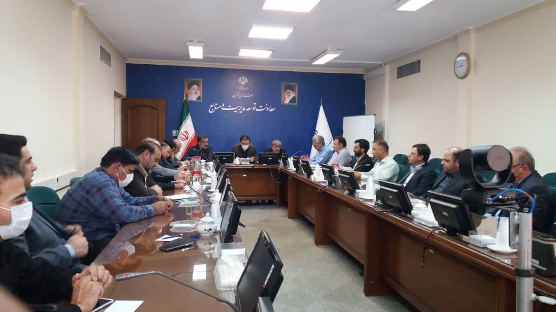 جلسه کارگروه تنظیم بازار استان 
جلسه کارگروه تنظیم بازار استان به ریاست میرزاخانی معاون هماهنگی اموراقتصادی و توسعه منطقه ای استانداری و با حضور سرپرست دفتر هماهنگی امور اقتصادی و مدیران مربوطه برگزار گردید:
در این جلسه،  در مورد اقدامات انجام شده در راستای تنظیم بازار کالاهای اساسی، بررسی  وضعیت بازار و اقدامات نظارت بر قیمت ها  و همجنین آخرین وضعیت گندم، آرد و نان،  گزارشاتی از سوی دستگاه های مرتبط ارائه وتصمیمات لازم اتخاذ گردید.
پنجشنبه  21مهر 1401