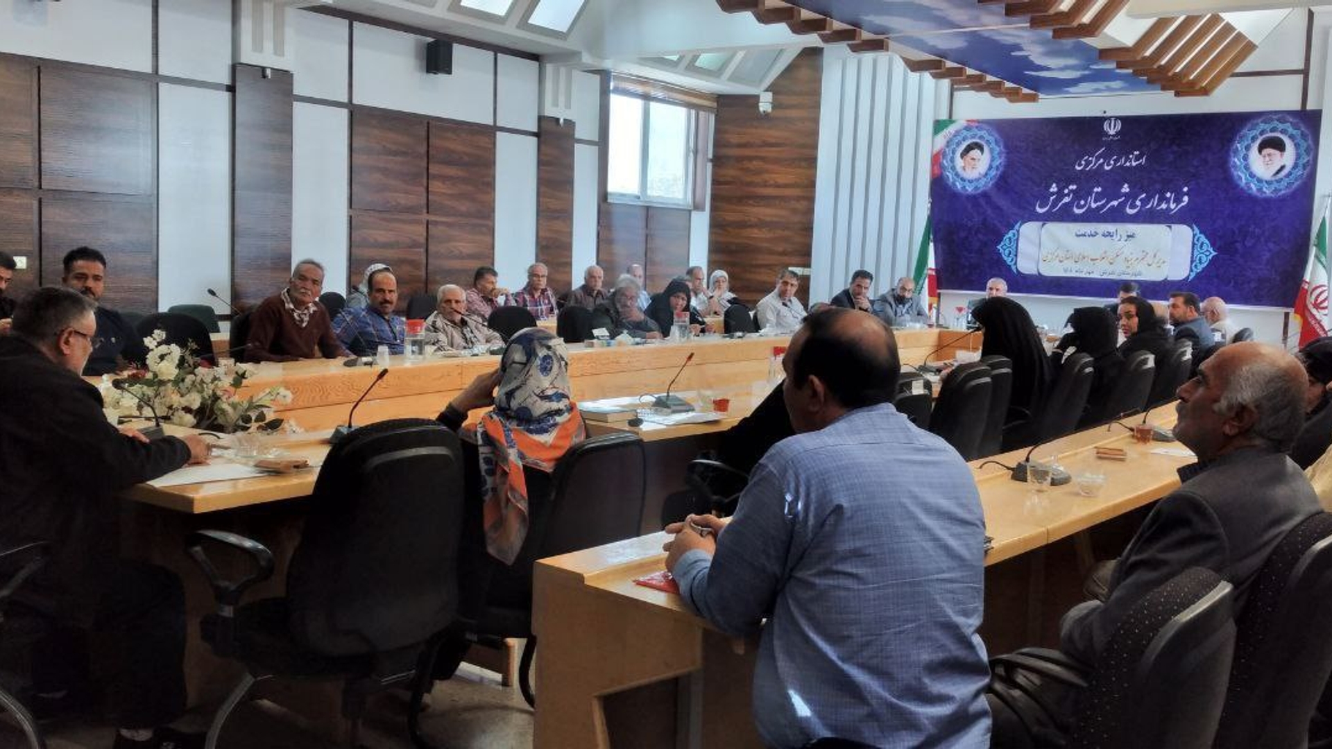 صبح امروز میز رایحه خدمت با حضور محمدرضا رضایی فرماندار شهرستان تفرش، عسکری مدیرکل بنیادمسکن انقلاب اسلامی استان مرکزی، درودیان بخشدار مرکزی، جمعی از اعضای شوراهای اسلامی، دهیاران و اهالی شهرستان در محل فرمانداری برگزار شد.
گفتنی است: در این نشست پس از استماع مشکلات حاضرین در جلسه، در خصوص راهکارهای رفع این مشکلات بحث و تبادل نظر و تصمیمات لازم اتخاذ گردید.