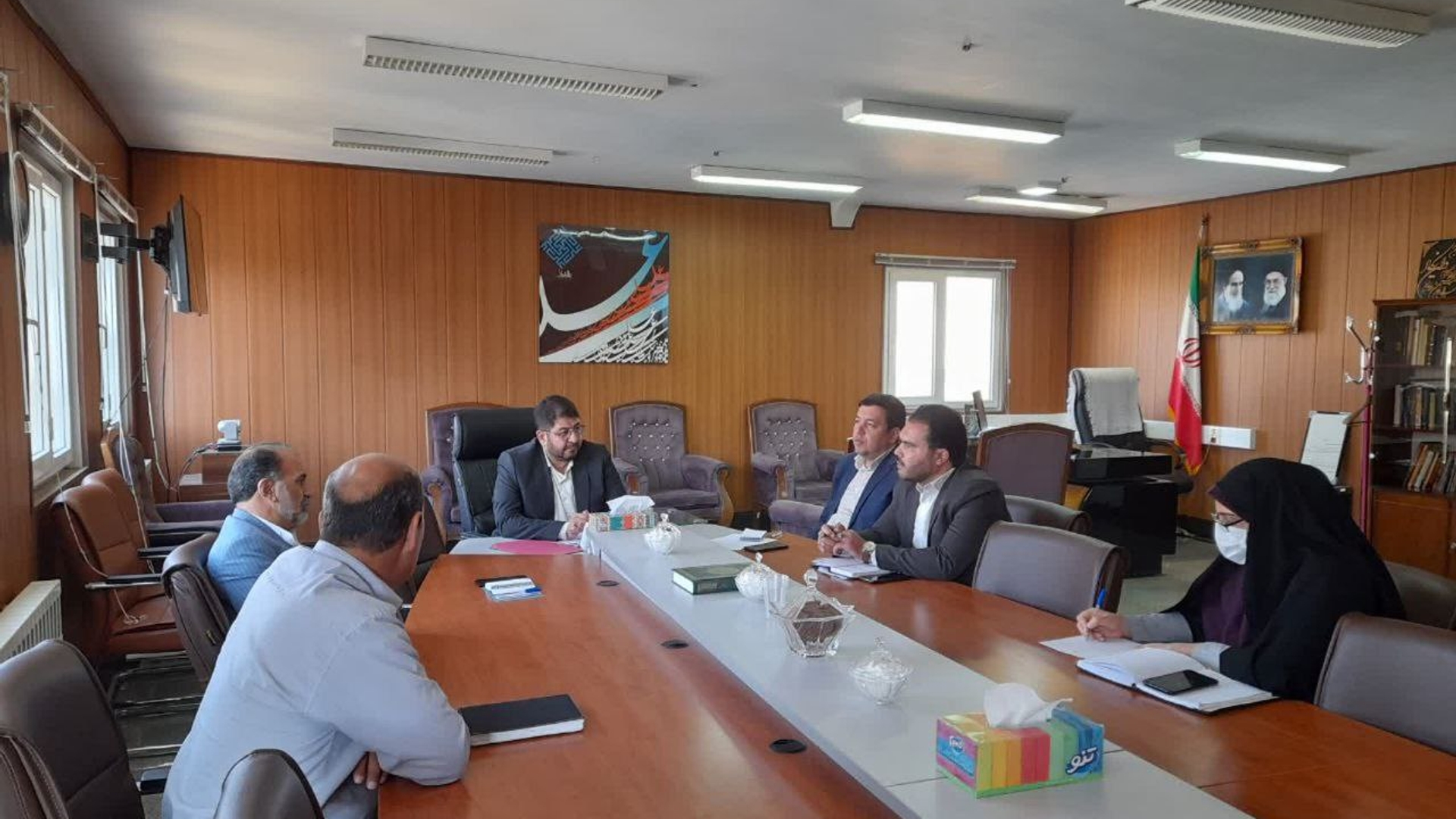 جلسه بررسی مشکلات راههای  روستایی شهرستان به ریاست محمد رضا رضایی فرماندار و با حضور درودیان بخشدار مرکزی و مشهدی مشاور نماینده مردم شهرستان تشکیل گردید. در این نشست آخرین اقدامات و پیگیری های صورت گرفته برای بهسازی و آسفالت معابر روستایی بررسی و تصمیمات لازم برای تسریع در روند پروژه ها اتخاذ گردید.