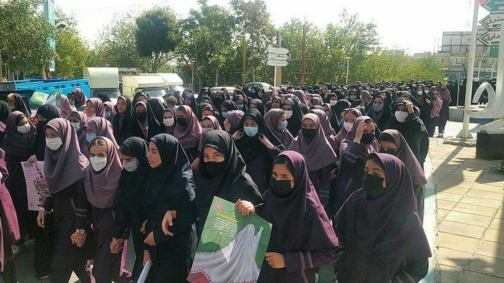 حضور فرماندار خنداب در جمع راهپیمایی کنندگان حمایت از حجاب