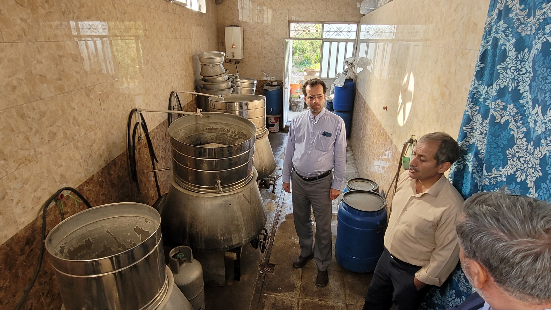 بازدید مدیر کل دفتر امور روستایی و شوراها از کارگاه فرآوری گیاهان دارویی واقع در روستای نورعلیبیگ شهرستان ساوه