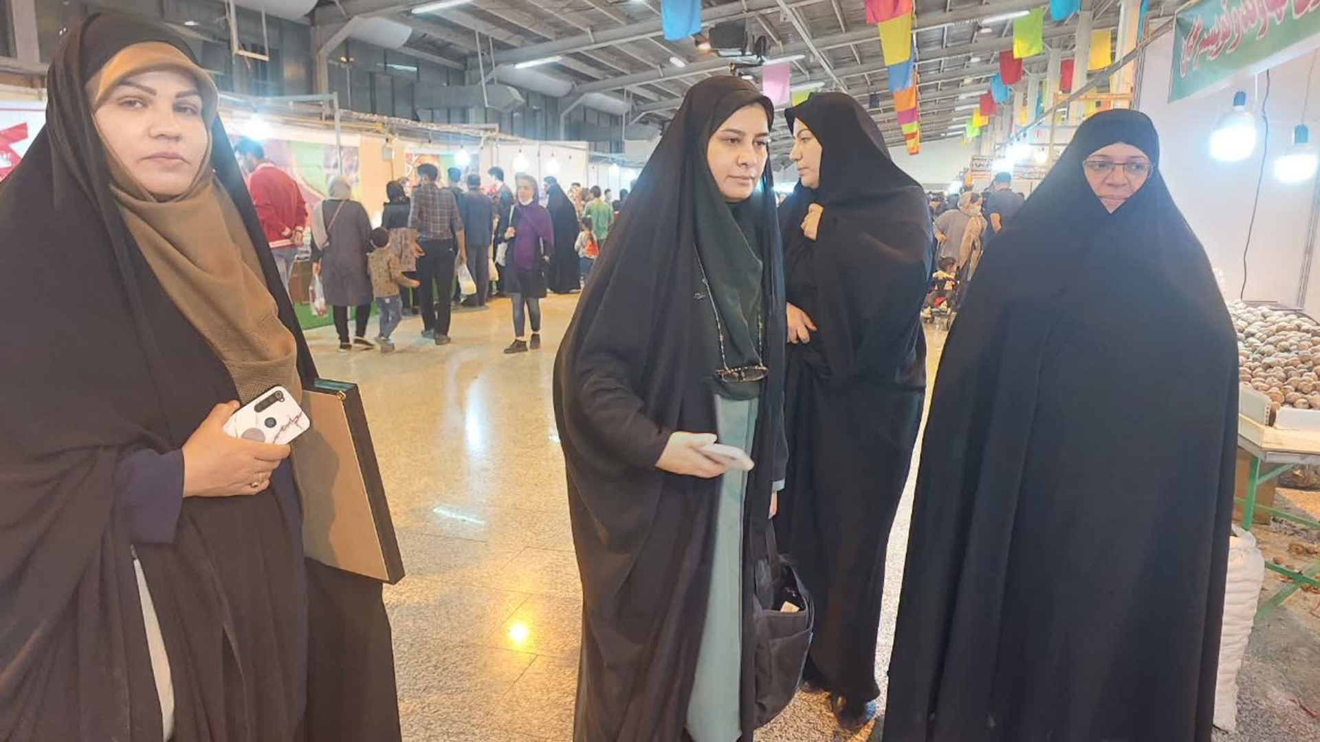 بازدید مدیر کل امور زنان وخانواده استانداری مرکزی به همراه اعضای کارگروه کسب و کار هیات اندیشه ورز  بانوان استانداری  از نمایشگاه سوغات و هدایا .  
١٤٠١-٠٧-٢٥