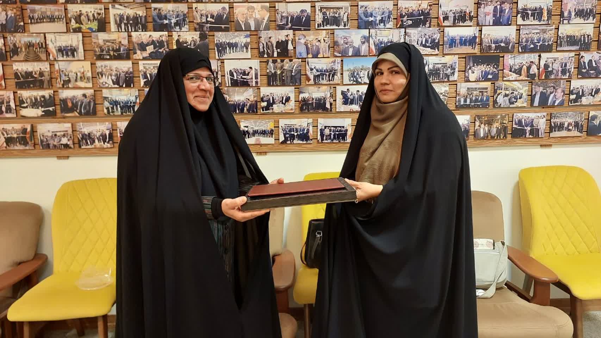 با حضور سرکار خانم  مفتح زاده  مدیر کل امور بانوان استانداری مرکزی ، در حاشیه  پنجمین جلسه کارگروه  کسب  و کار  هیات اندیشه  ورز  بانوان  استانداری مرکزی  از سرکار خانم دکتر آهنگرانی مدیر شرکت  دانش  بنیان و همسر شهید  والا مقام آسنجرانی به مناسبت  هفته  ناجا  تقدیر به عمل آمد . ١٤٠١-٠٧-٢٥