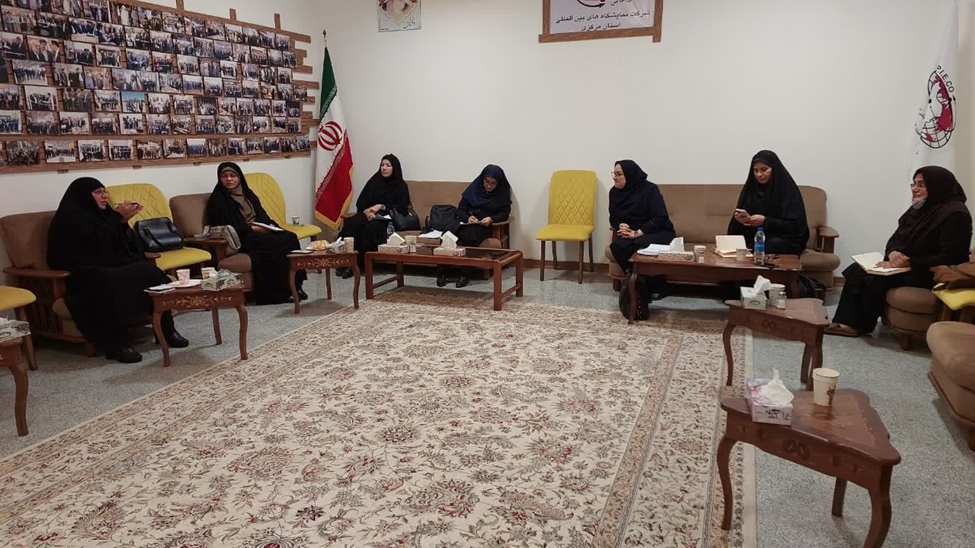با حضور  مدیر کل امور بانوان استانداری مرکزی پنجمین جلسه کارگروه کسب و کار هیات اندیشه ورز بانوان استانداری مرکزی در محل دائمی نمایشگاههای استان مرکزی هم زمان با نمایشگاه سوغات و هدایا برگزار شد .١٤٠١-٠٧-٢٥
