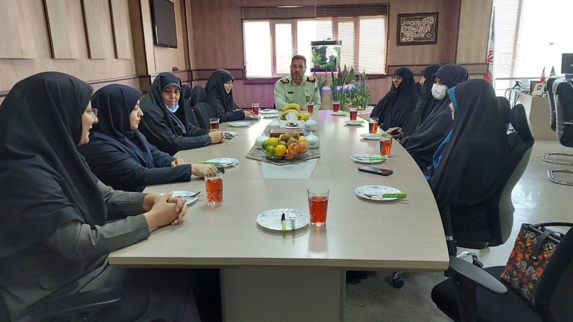 نشست مشترک مدیر کل دفتر زنان وخانواده استانداری مرکزی و مشاور نماینده ولی فقیه در استان به همراه جمعی از اعضای هیات اندیشه ورز بانوان استانداری مرکزی با جناب آقای  دکتر رفیعی کیا فرماندهی فراجا به مناسبت هفته نیروی انتظامی .١٤٠١-٠٧-٢٥