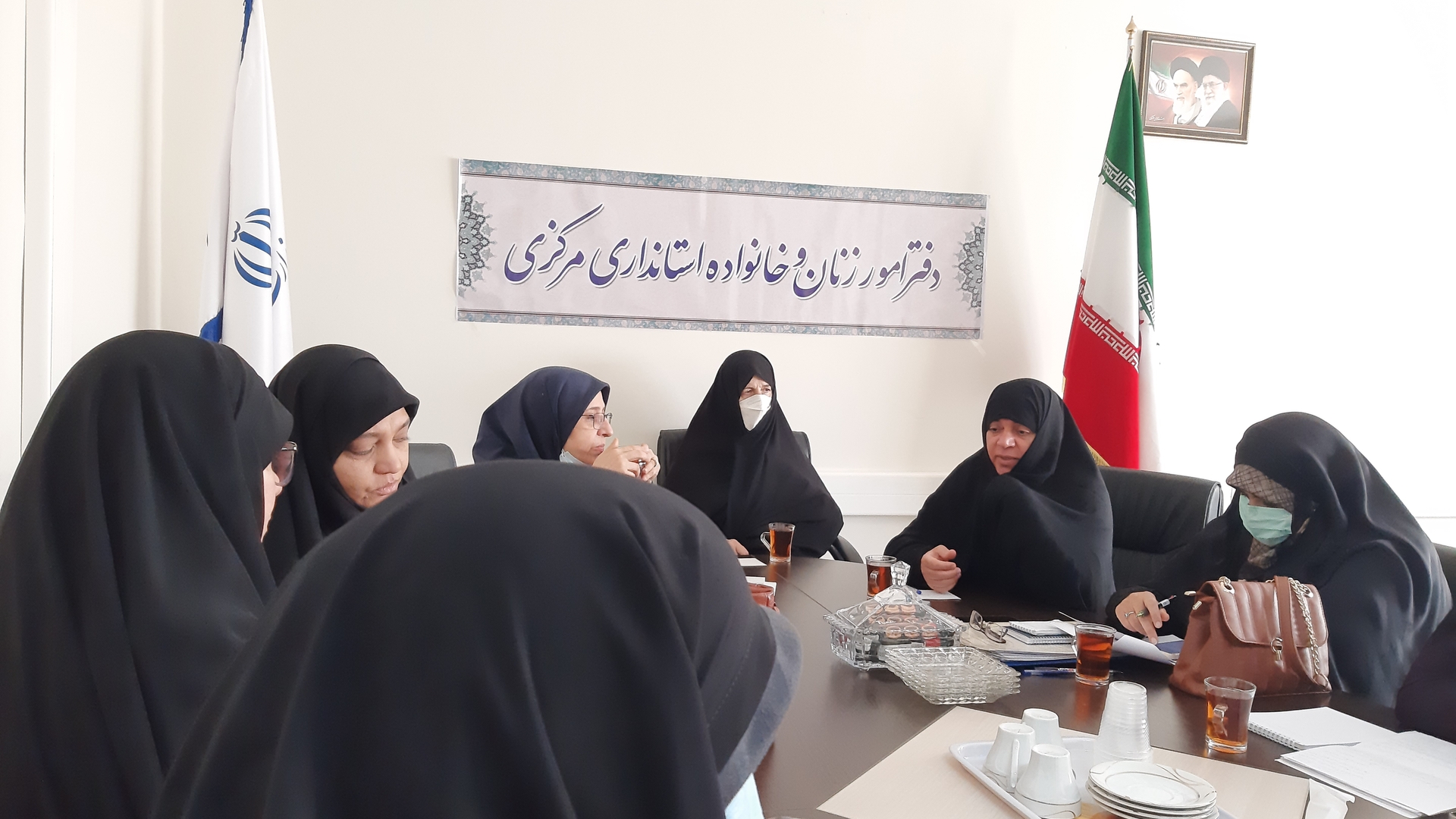 به ریاست  سرکار خانم  مفتح زاده  مدیر کل امور زنان و خانواده  استانداری  مرکزی  جلسه  هسته مرکزی  هیات اندیشه  ورز  بانوان  با حضور سرگروه های کارگروه  های  هفت گانه  هیات اندیشه  ورز در محل  دفتر امور  بانوان  استانداری  برگزار  گردید . ١٤٠١-٠٧-٢٨