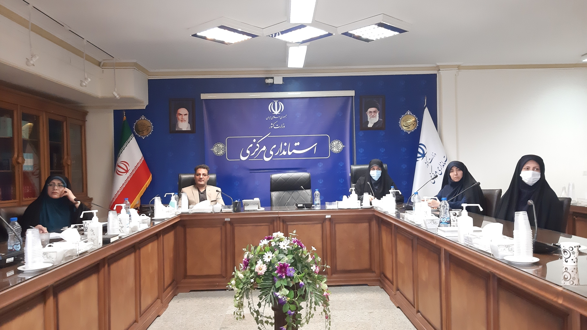 جلسه  مشاورین امور بانوان دستگاه های  اجرایی  به ریاست معاون دفتر امور بانوان استانداری  مرکزی  سرکار خانم  آقا  محمدی  و  با حضور آقایان  یاری و  اعلایی از هادیان  سیاسی سپاه روح الله  استان در محل  سالن  جلسات امیر کبیر استانداری  برگزار  گردید  که  طی آن آقایان  یاری  و اعلایی به تحلیل  وقایع  اخیر پرداختند .١٤٠١-٠٧-٢٨