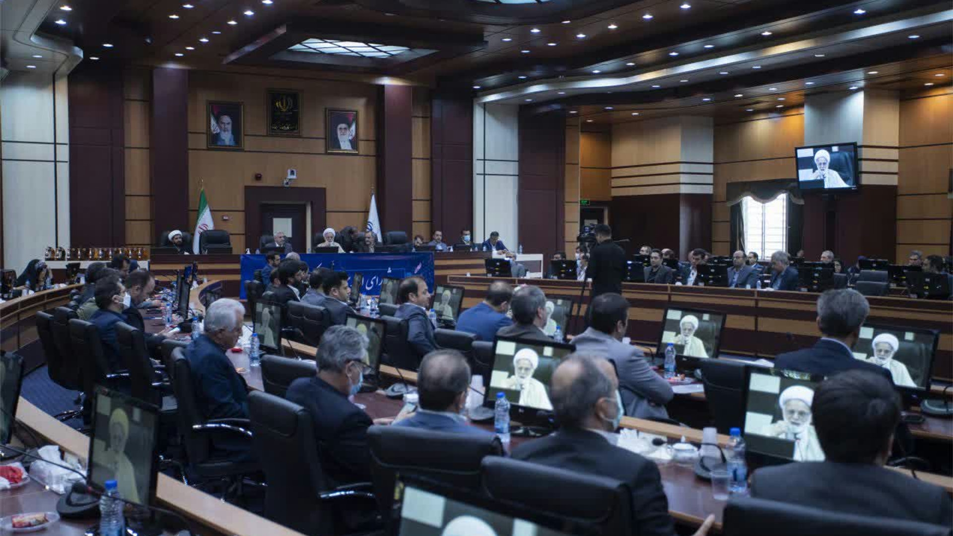 جلسه شورای اداری استان مرکزی با حضور آیت اله دری نجف آبادی نماینده ولی فقیه در استان و استاندار مرکزی وفرماندهی سپاه استان ، معاونین استاندار ،  فرماندار اراک ومدیران دستگاه‌های اجرایی در استانداری مرکزی برگزار شد.