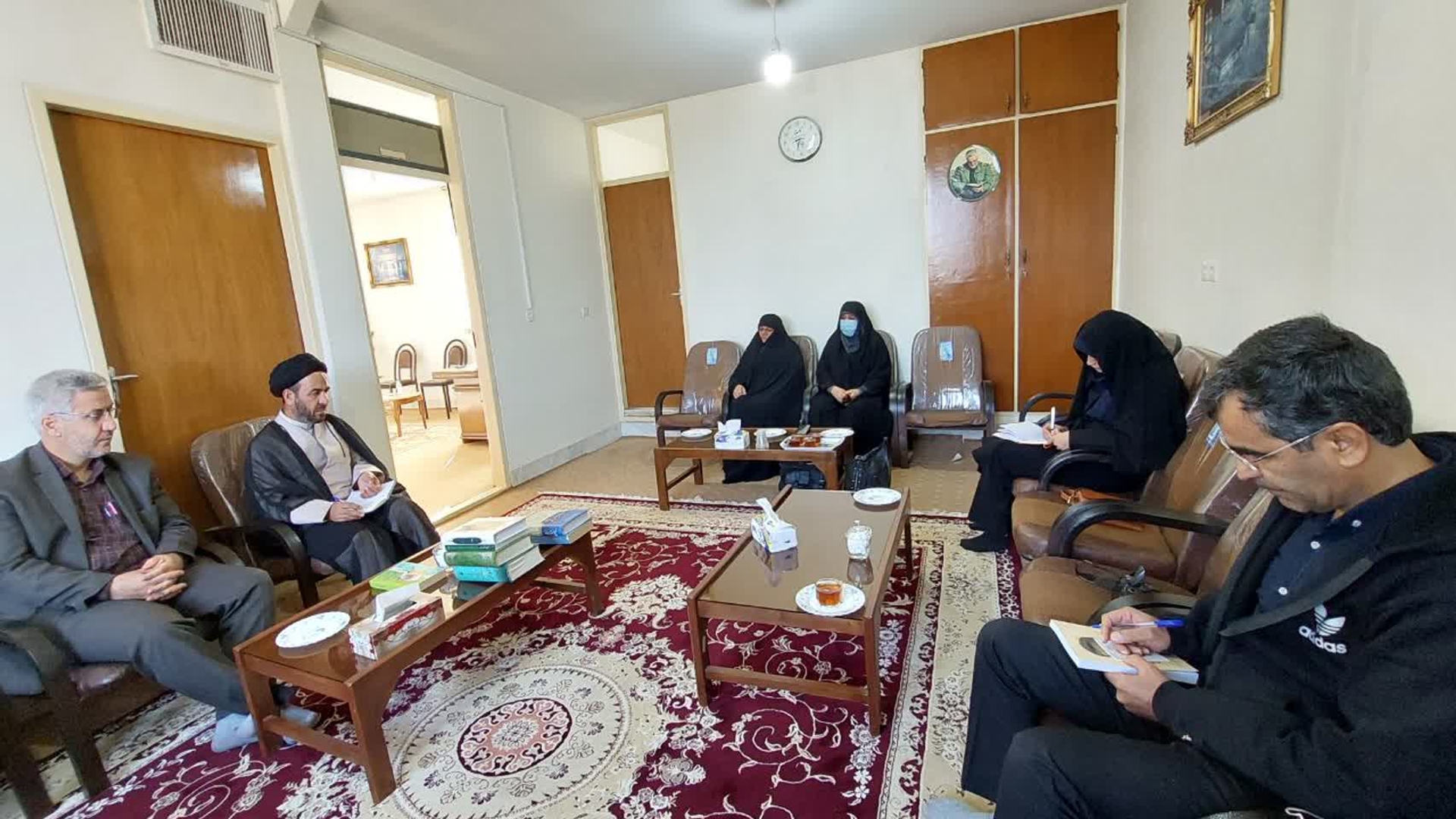 دیدار با امام جمعه شهرستان خمین  حجت الاسلام والمسلمین  حاج آقا میرصادقی  و  خانم  مفتح زاده  مدیر کل امور بانوان استانداری  مرکزی  در محل  بیت امام  جمعه که در آن به بیان  مشکلات جمعیتی و نقش ائمه جمعه  در  فرهنگ سازی برای فرزند آوری و کاهش  معضلات  جمعیتی پرداخته  شد  .٠١-٠٨-١٤٠١