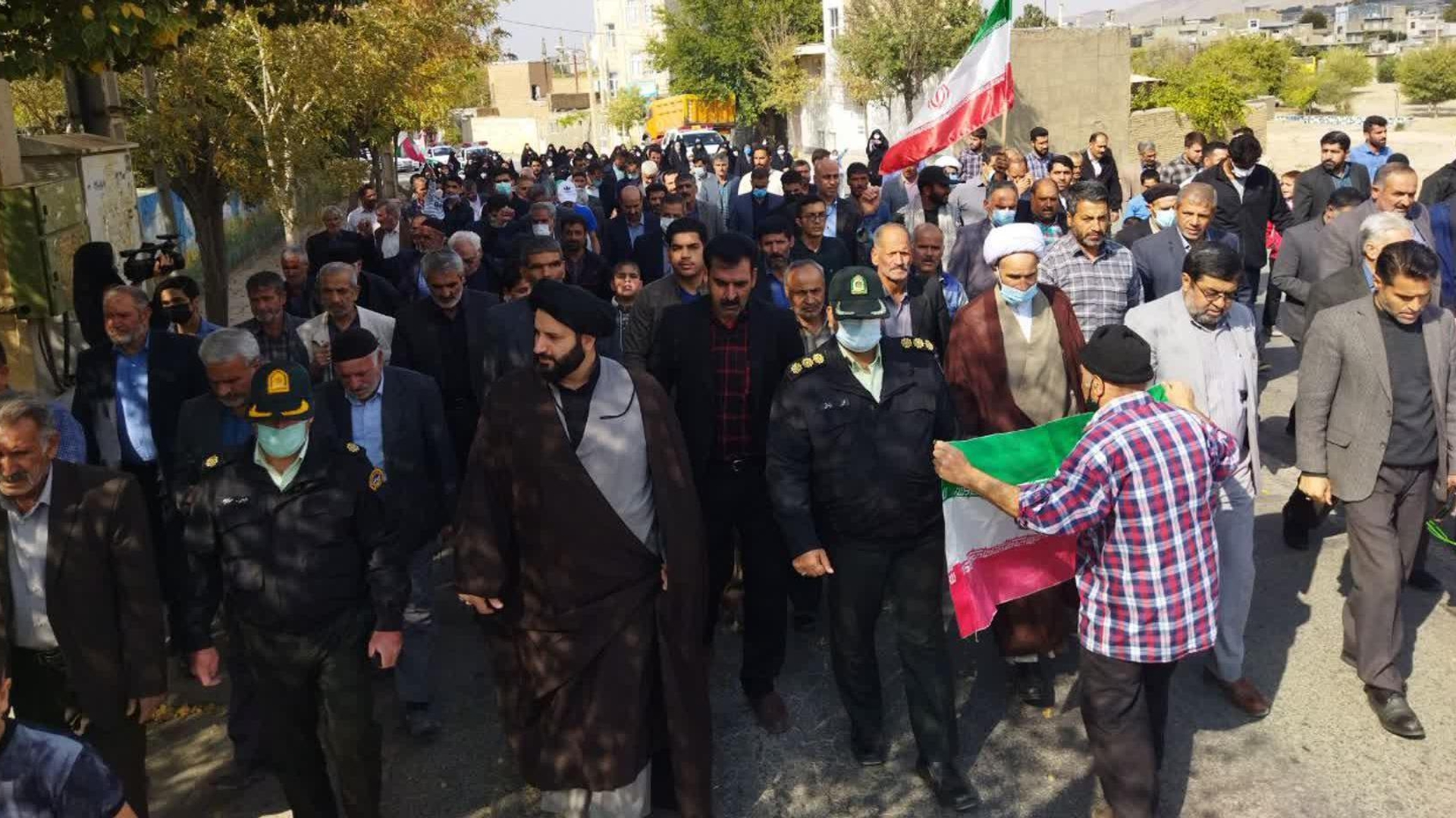 راهپیمایی پرشوراهالی شهرستان خنداب در محکومیت جنایت اخیر دشمنان اسلام در حرم مطهر شاهچراغ (ع)