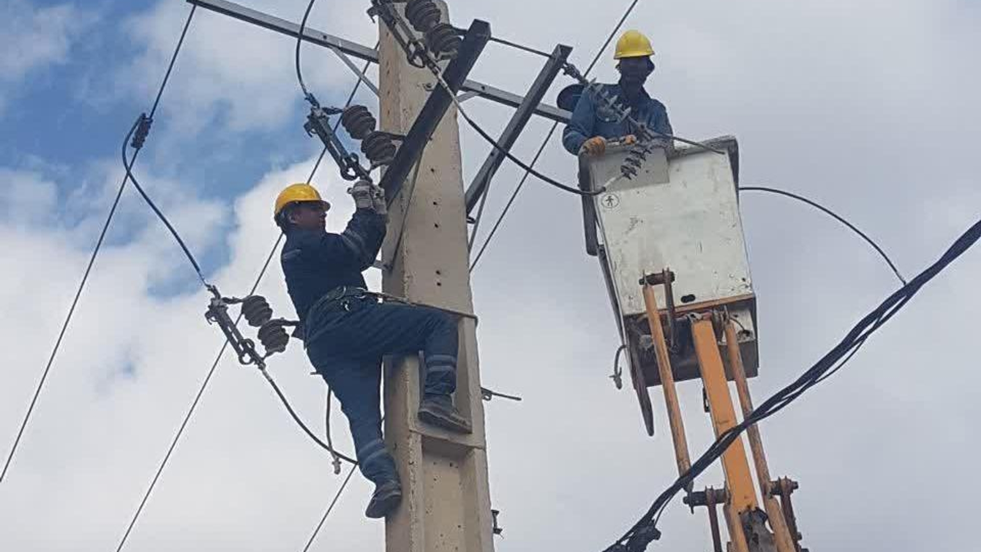 عملیات جابجایی شبکه برق در بلوار سردار شهید حاج قاسم سلیمانی مرکز شهرستان خنداب