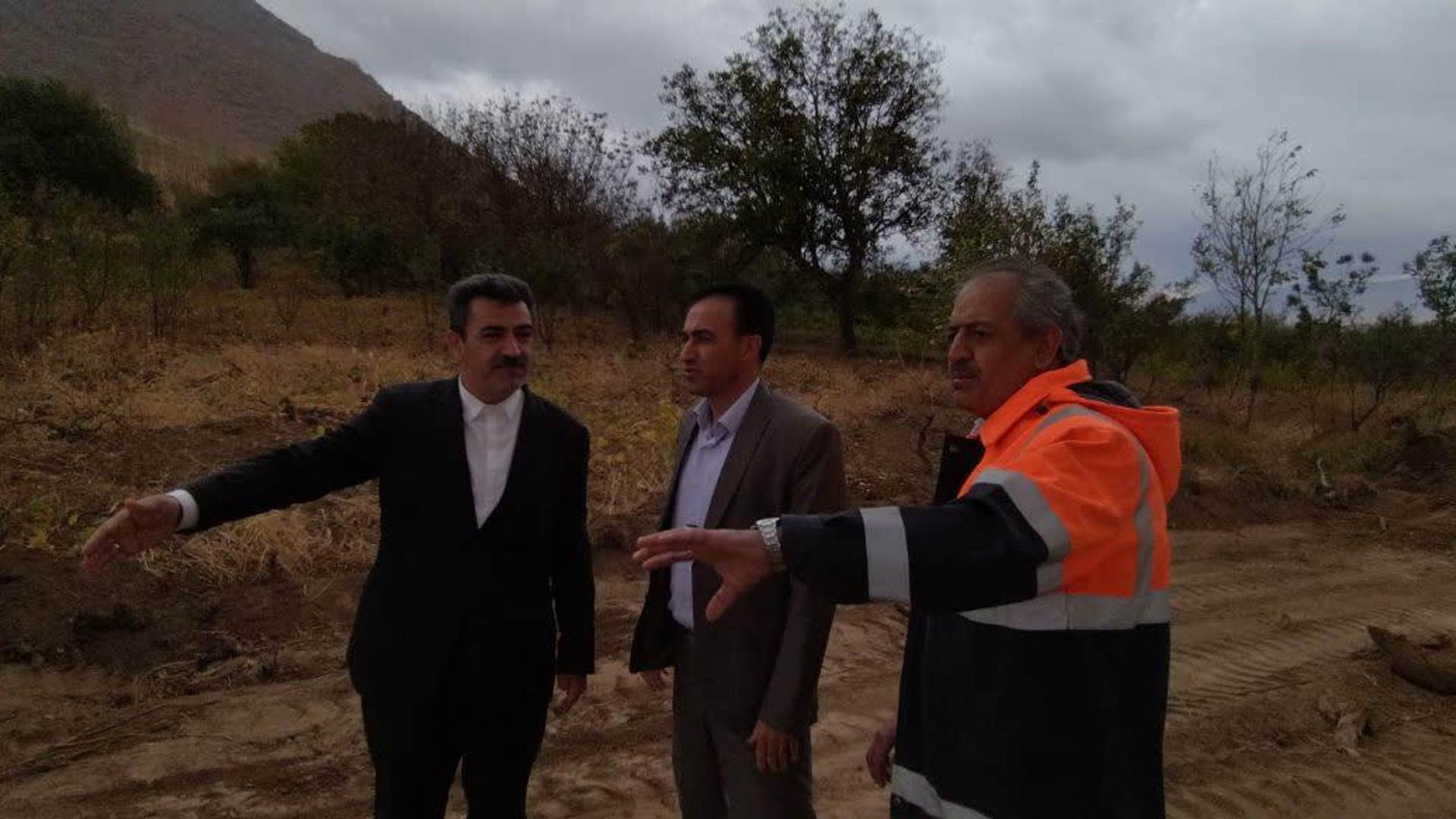 بازدید میدانی فرماندار شهرستان شازند از پروژه در حال احداث پل خروجی شهر شازند به سمت شهر آستانه