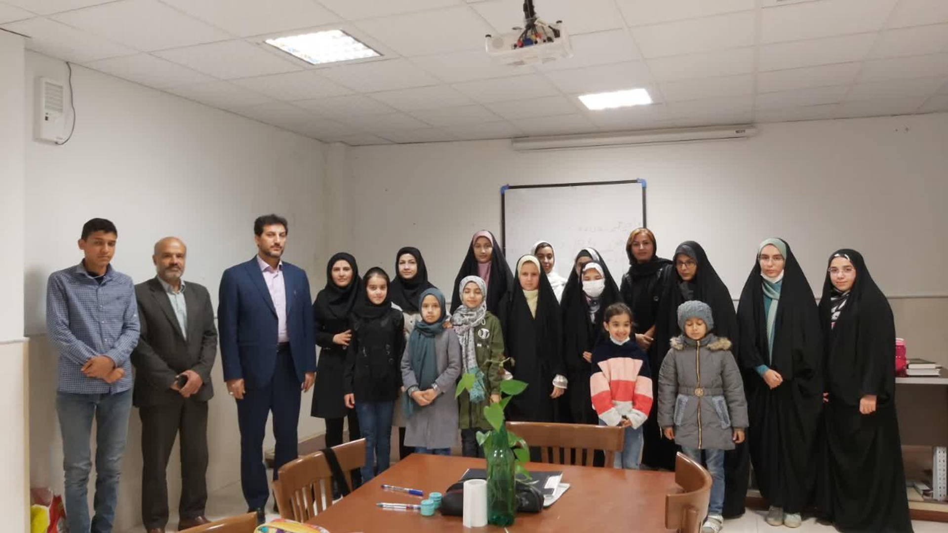 حضور در جمع هنرمندان