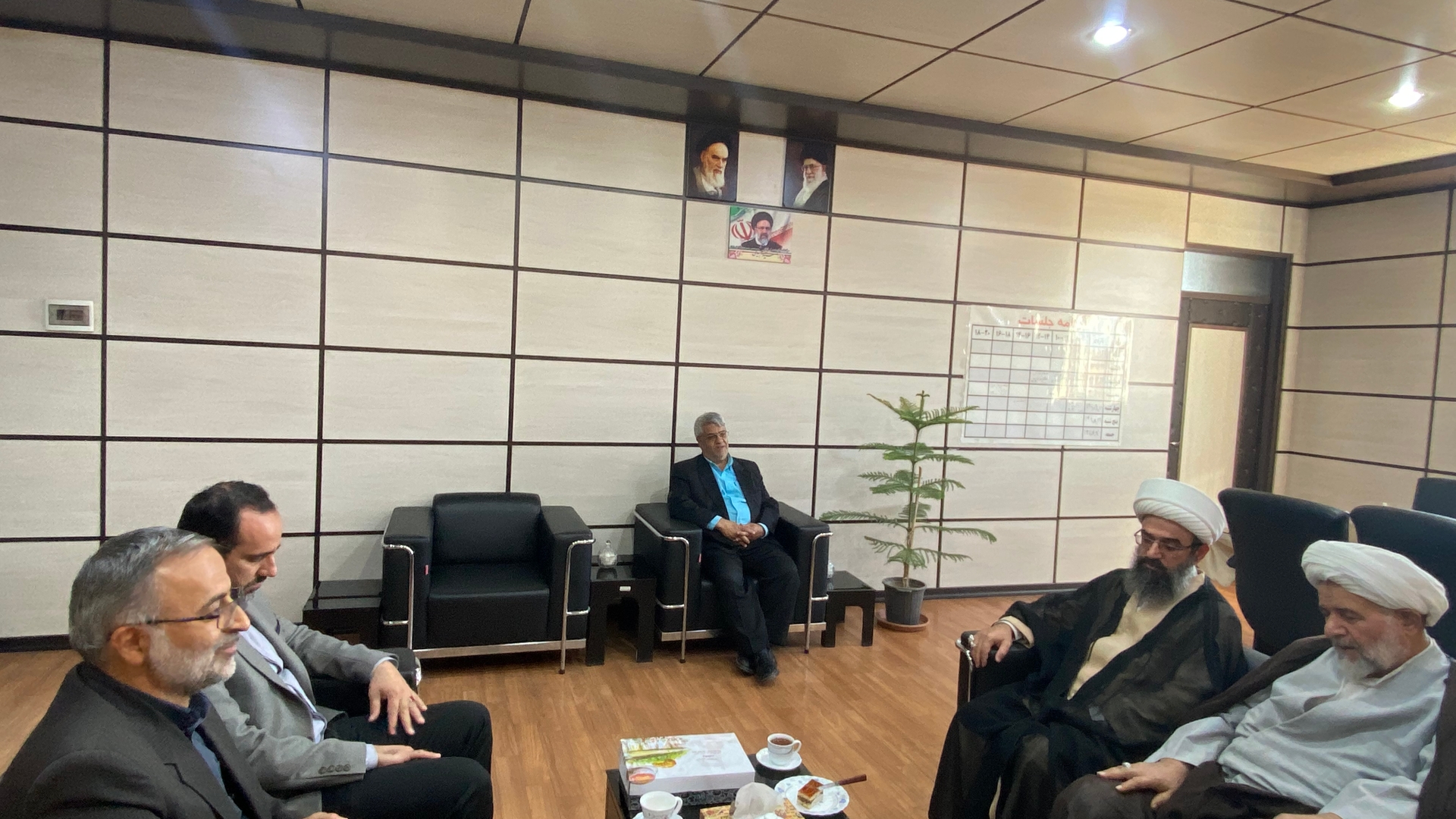 دیدار امام جمعه شهر نراق به همراه رئیس حوزه علمیه شهر نراق با سرپرست فرمانداری شهرستان