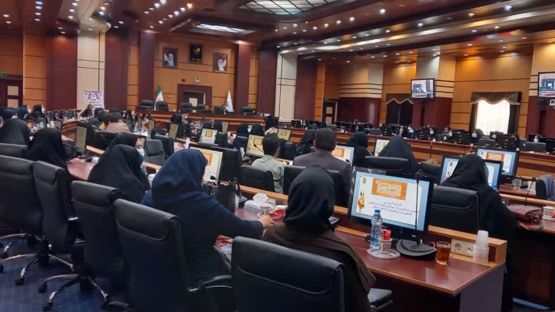 جلسه سوم دوره آموزشی  جمعیت به ریاست سرکار خانم مفتح  زاده  مدیر  کل بانوان استانداری مرکزی و جناب حجت الاسلام منفرد  پژوهشگر حوزه  جمعیت و معاون سیاست های جمعیتی در سالن غدیر استانداری برگزار  گردید و به بیان فرمایشات مقام معظم رهبری (مد ظله العالی ) در خصوص  موراد ضرورت  افزایش جمعیت  و فرزند آوری  و آسیب های  خانواده  های بدون فرزند و تک فرزند و مزایای  خانواده  خوش جمعیت از اهم موارد  مطروحه بود  و درادامه  نیز جناب سرهنگ  پور شمس فرمانده پلیس  راه استان  و جناب سرهنگ  دوم کمال آبادی رئیس آموزش فرهنگ ترافیک  پلیس  راه استان  نیز در خصوص حوادث  ترافیکی و مرگ و میر ناشی از تصادفات  نقش  مهم آن در کاهش آمار جمعیت پرداختند.  ١٤٠١-٠٨-١٧