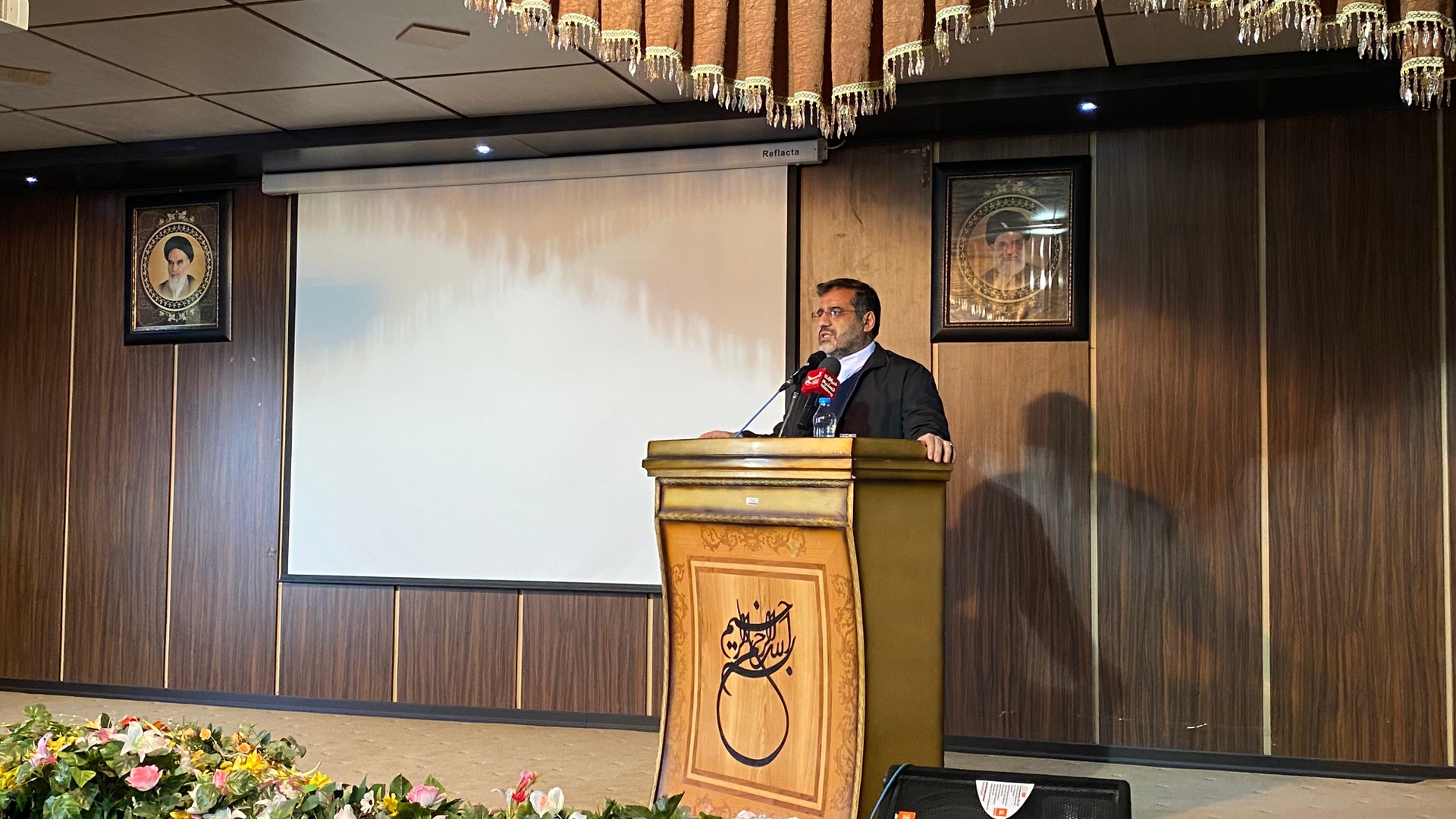 نشست وزیر فرهنگ و ارشاد اسلامی با جمعی از هنرمندان و فعالان رسانه ی شهرستان