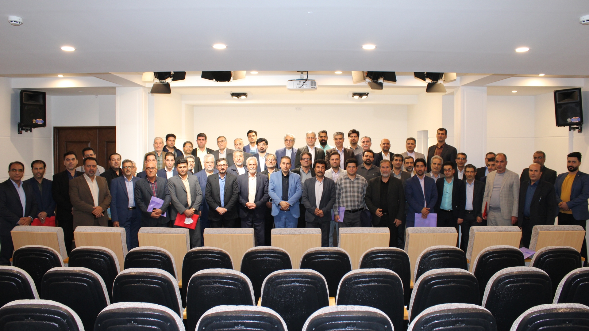 تجلیل از زحمات جناب آقای حیدری مدیر کل سابق دفتر امور شهری و شوراها