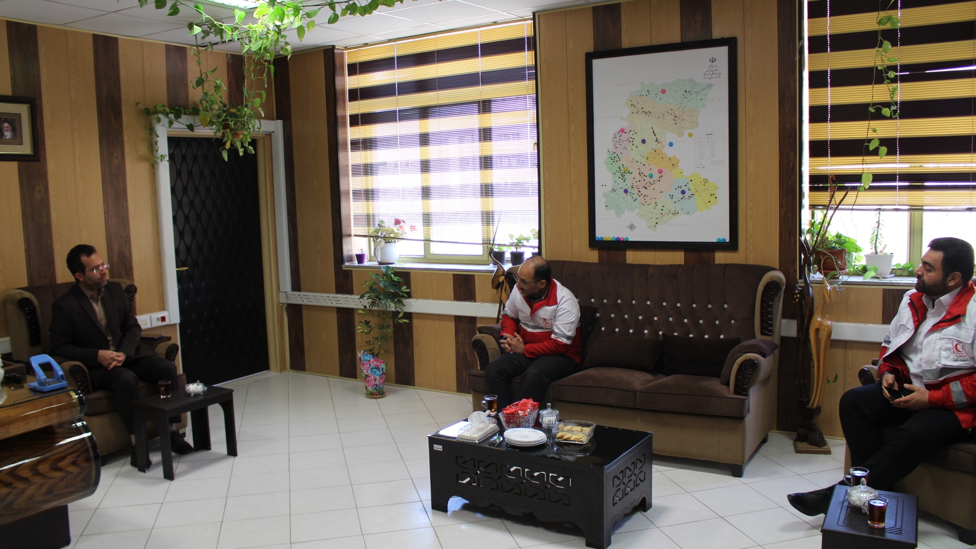 جلسه بررسی راهکارهای افزایش همکاری دفتر امور روستایی و شوراها با هلال احمر استان