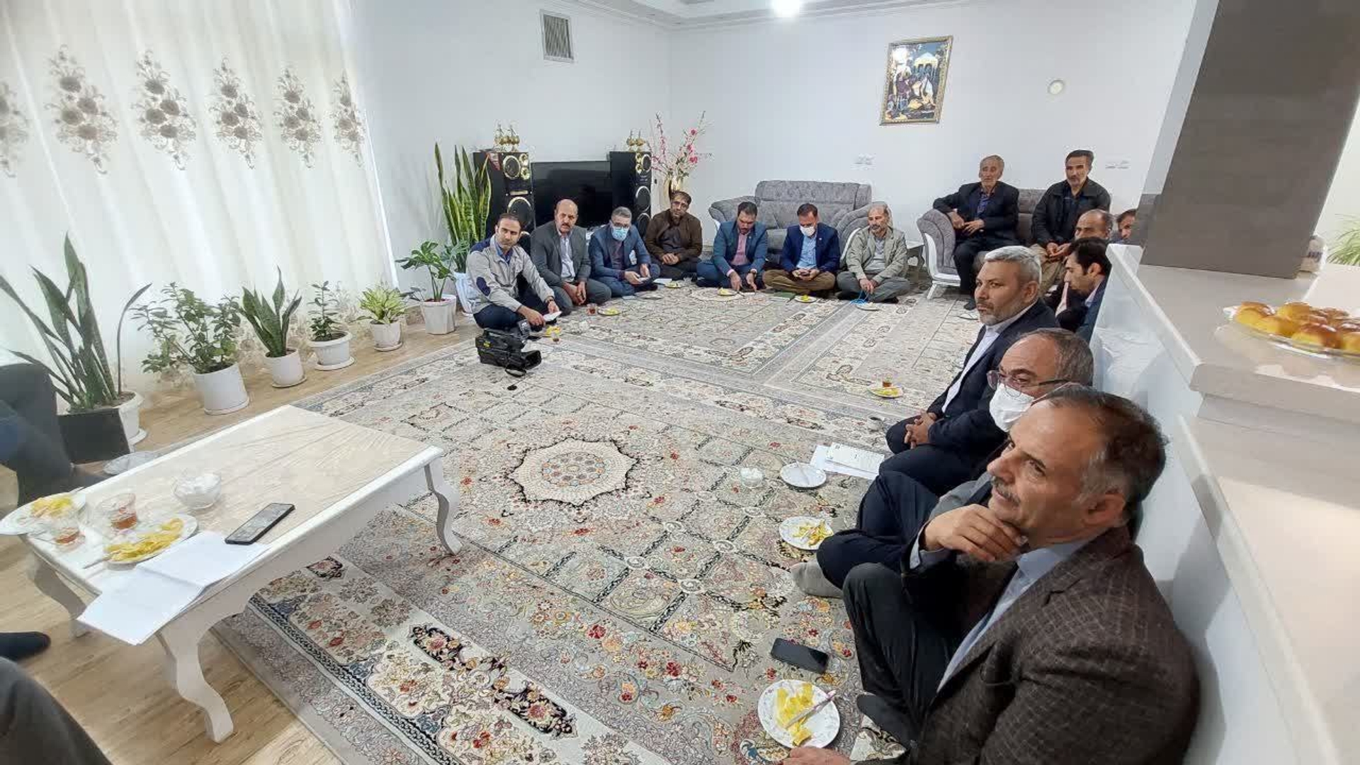 صبح امروز طرح رایحه خدمت  در روستای #قره_جاقیه و دیدار با اهالی روستا با حضور مهندس محمدرضارضایی فرماندارشهرستان تفرش،  دکتر بیاتی نماینده مردم شهرستان در مجلس شورای اسلامی، درودیان بخشدار مرکزی، جمعی از مدیران دستگاه‌های اجرایی و رئیس شورای اسلامی بخش صورت پذیرفت.
در این دیدار اختصاص اعتبار برای بهسازی کانال کشاورزی و بهسازی معابر روستا و پیگیری اتصال آب شرب به مخزن ۵۰۰۰ متر مکعبی، توسعه شبکه آب و نصب شیر تخلیه، رفع مشکل سرریز مخزن آب شرب، تامین اعتبار زیرسازی محور کوره قره جاقیه مصوب گردید.