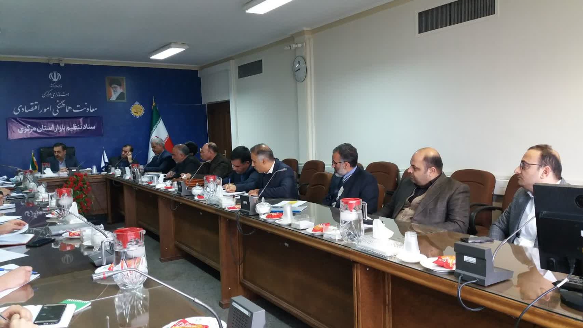 با حضور معاون هماهنگي امور اقتصادي و توسعه استانداري مركزي در صندوق نوآوري و شكوفايي كشور گام مثبت در جهت حمايت مالي از شركت هاي دانش بنيان استان مركزي برداشته شد.
در جلسه اي كه با حضور روساي دانشگاه اراك، پارك علمي و فناوري استان مركزي در حضور دكتر ميرزاخاني معاون هماهنگي وامور اقتصادي استانداري مركزي برگزار گرديد دكتر وحدت رئيس صندوق نوآوري و شكوفايي كشور بيان داشت: 113 شركت دانش بنيان در استان مركزي ثبت شده است كه از اين تعداد تنها 88 شركت فعاليت مشخص دارند و از اين 88 شركت 55 شركت موفق به دريافت خدمت از صندوق نوآوري و شكوفايي در قالب سامانه غزال شده اند كه در اين ميان 33 شركت موفق به اخذ تسهيلات به ارزش كلي 600 ميليارد ريال شده اند كه اين موضوع تناسبي با فعاليت هاي دانش بنيان در استان مركزي ندارد. و در نهايت مقرر گرديد صندوق پژوهش و فناوري استان مركزي با قوت و براي حمايت جدي از شركت هاي دانش بنيان اقدام نمايد و همچنين ضمن صدور دستور جهت حمايت مالي  و توانمند سازي شركت هاي دانش بنيان استان مركزي از سوي رئيس صندوق نوآوري و شكوفايي كشور مقرر گرديد سفر استاني بدين منظور داشته باشند.