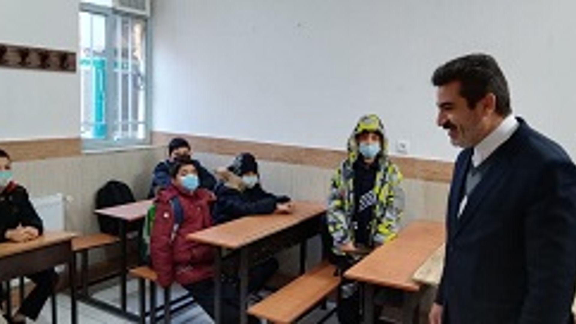 بازدید سرزده فرماندار شهرستان شازند از تعدادی ادارات، دستگاه های اجرایی و بانک ها .