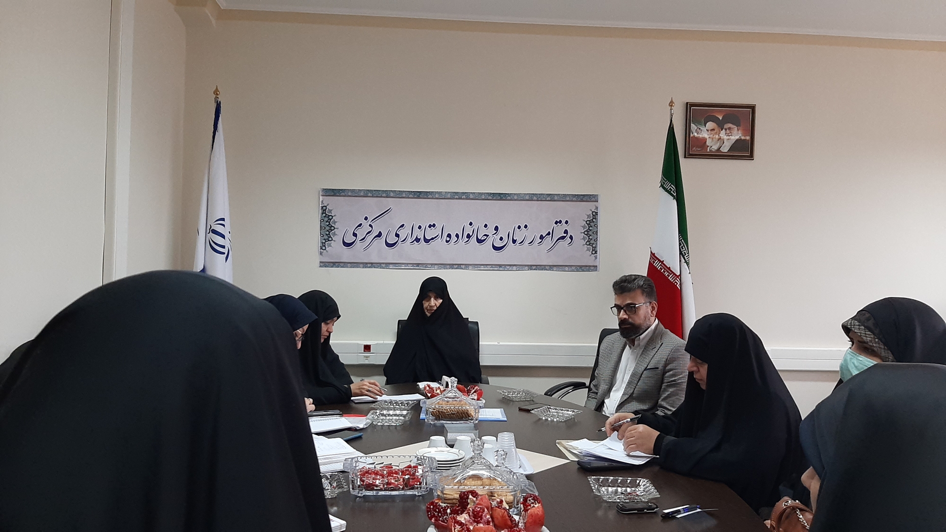 به ریاست  سرکار خانم مفتح زاده مدیرکل  باتنوان استانداری  جلسه هسته  مرکزی هیات اندیشه ورز بانوان استان  با رویکرد  جمعیت  و امور فرهنگی و  تبلیغاتی نمایشگاه  دائمی ارائه محصولات و تولیدات خانگی بانوان با حضور  آقای شعبانی رئیس سازمان فرهنگی  ورزشی شهرداری در محل دفتر 
بانوان  برگزار گردید  . ١٤٠١-٠٨-٢٦