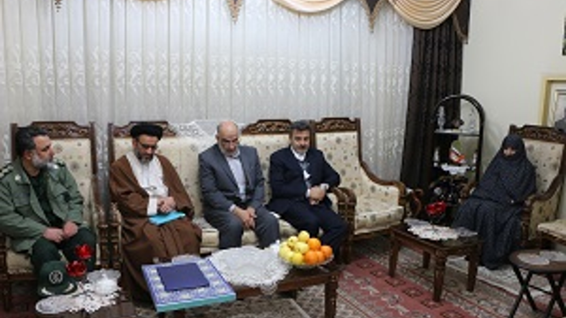 دیدار فرماندار شهرستان شازند و فرمانده سپاه روح اله استان مرکزی با خانواده سردار شهید سیاوش امیری