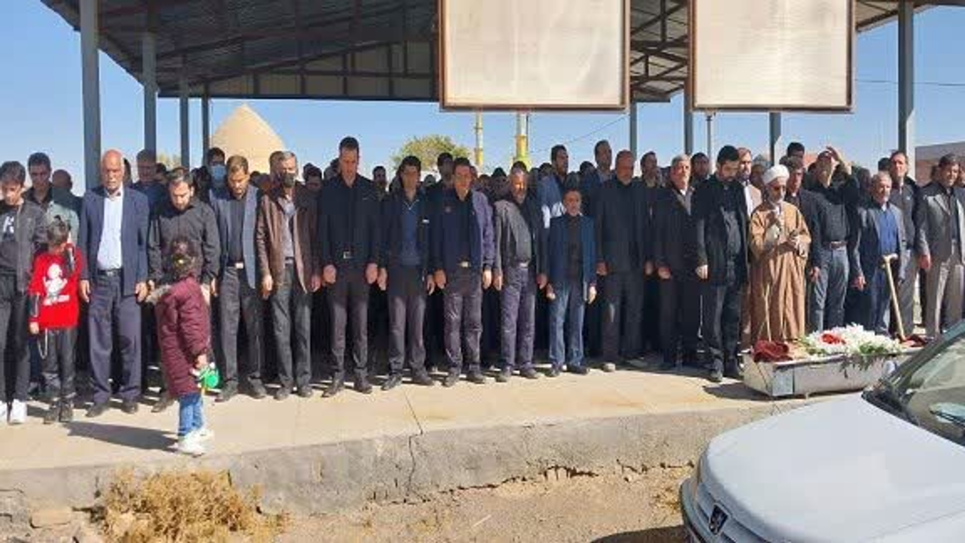 💢اداء احترام به مقام شامخ شهدا و تکریم و احترام به جایگاه والدین شهدا