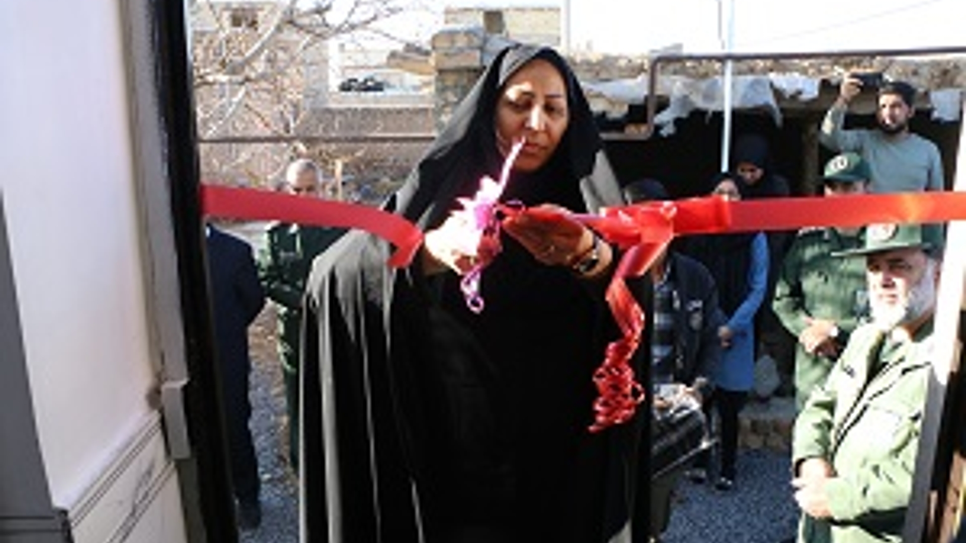 افتتاح و بهره برداری از تعدادی پروژه های عمرانی روستایی و خانه های محرومین با حضور فرماندار شهرستان شازند و فرمانده سپاه روح اله استان مرکزی