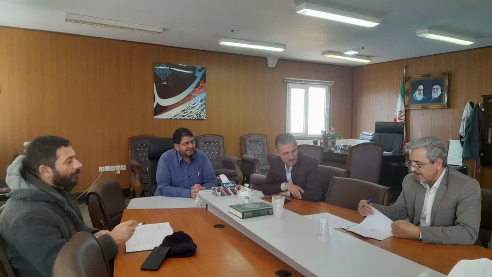 جلسه کمیته انطباق شهرستان به ریاست محمدرضا رضایی فرماندار تفرش و با حضور مویدی معاون فرماندار و سایر اعضاء در محل فرمانداری تشکیل و برگزار شد.