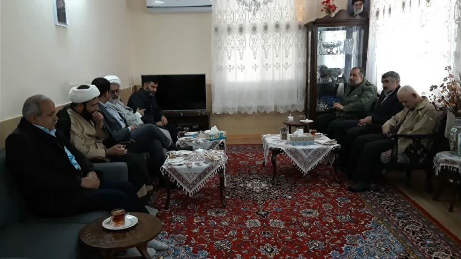 به مناسبت هفته بسیج محمدرضا رضایی فرماندار تفرش از ۳ جانباز سرافراز دیدار و از صبر و استقامت ایشان تجلیل به عمل آمد.