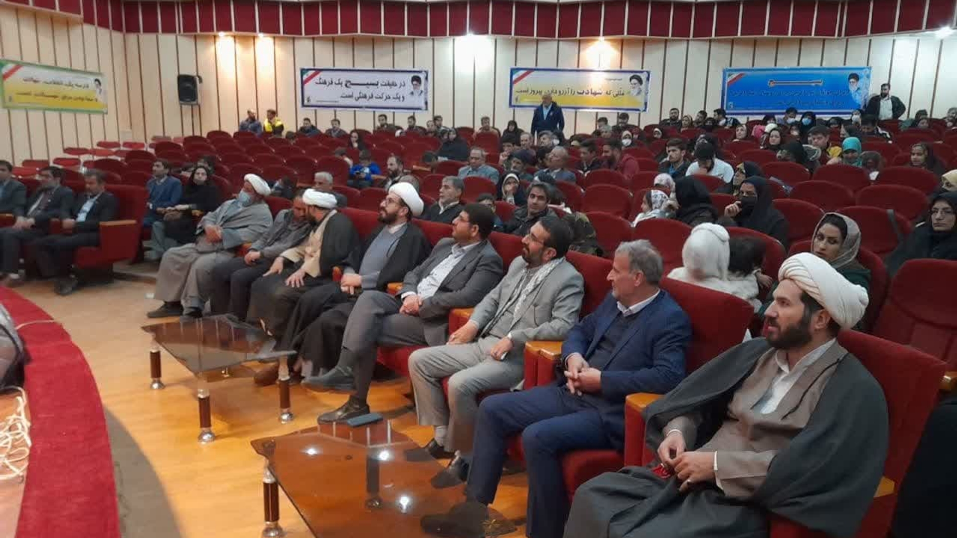 مراسم گرامیداشت بسیج مردم سالاری در 
سالن آمفی تئاتر به مناسبت هفته بسیج با حضور علاقمندان و اقشار مختلف مردم شهرستان برگزار گردید.