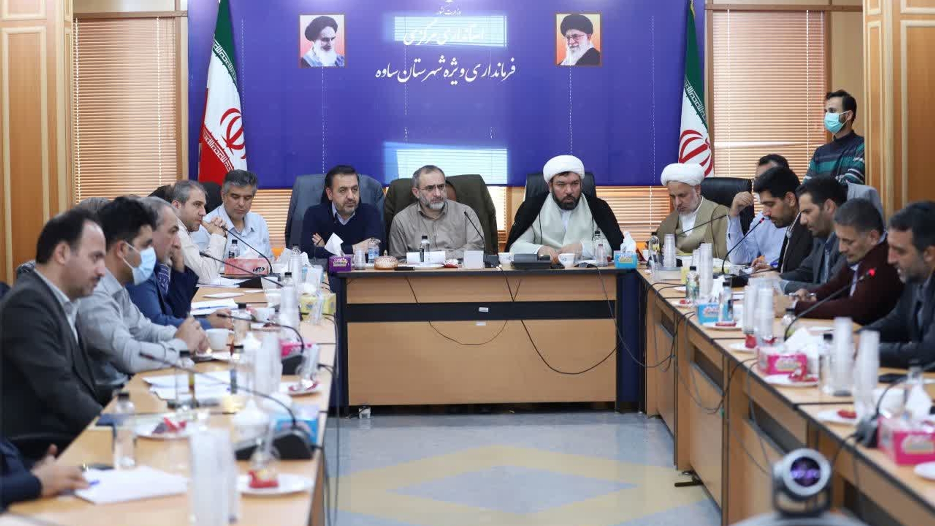 با حضور استاندار مرکزی، نماینده مردم ساوه و زرندیه در مجلس شورای اسلامی، معاون هماهنگی امور اقتصادی و توسعه منطقه ای استاندار، فرماندار ساوه و جمعی از مدیران استان  مشکلات شهرهای آوه، غرق‌آباد، نوبران و ساوه طی جلسه‌ای ۶ ساعته با اعضای شورا و امام جمعه  این شهرها بررسی و تصمیماتی اتخاذ شد

پنج‌شنبه ۳ آذر ۱۴۰۱