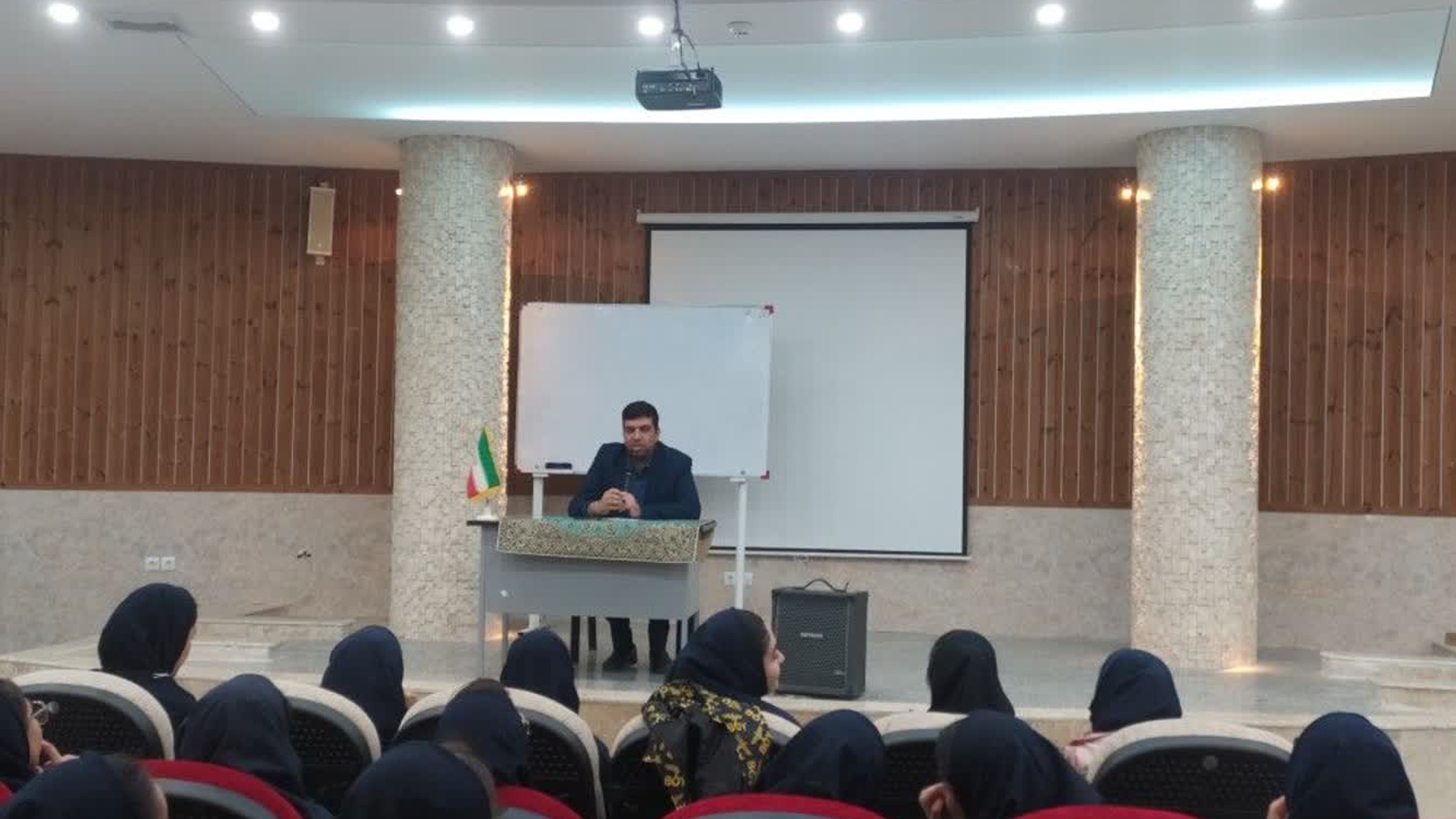 حضور فرماندار اراک در هنرستان فاطمیه