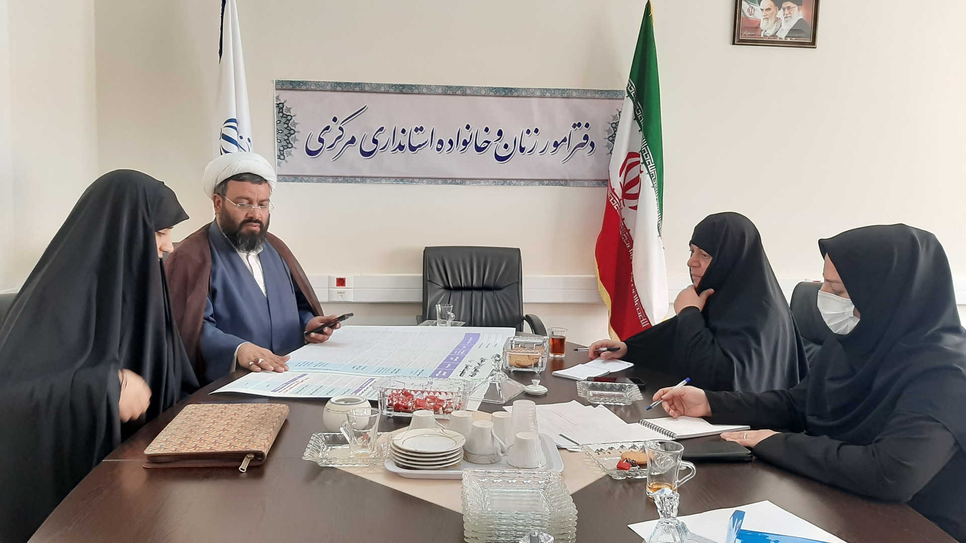 به ریاست سرکار خانم مفتح زاده مدیر کل بانوان استانداری جلسه هم اندیشی  برای تشکیل جبهه جمعیتی استان در محل دفتر بانوان استانداری  با حضور حجت الاسلام تاج آباد دبیر جبهه فرهنگی اجتماعی استان در محل دفتر امور بانوان برگزار  گردید  . ١٤٠١-٠٩-٠٦