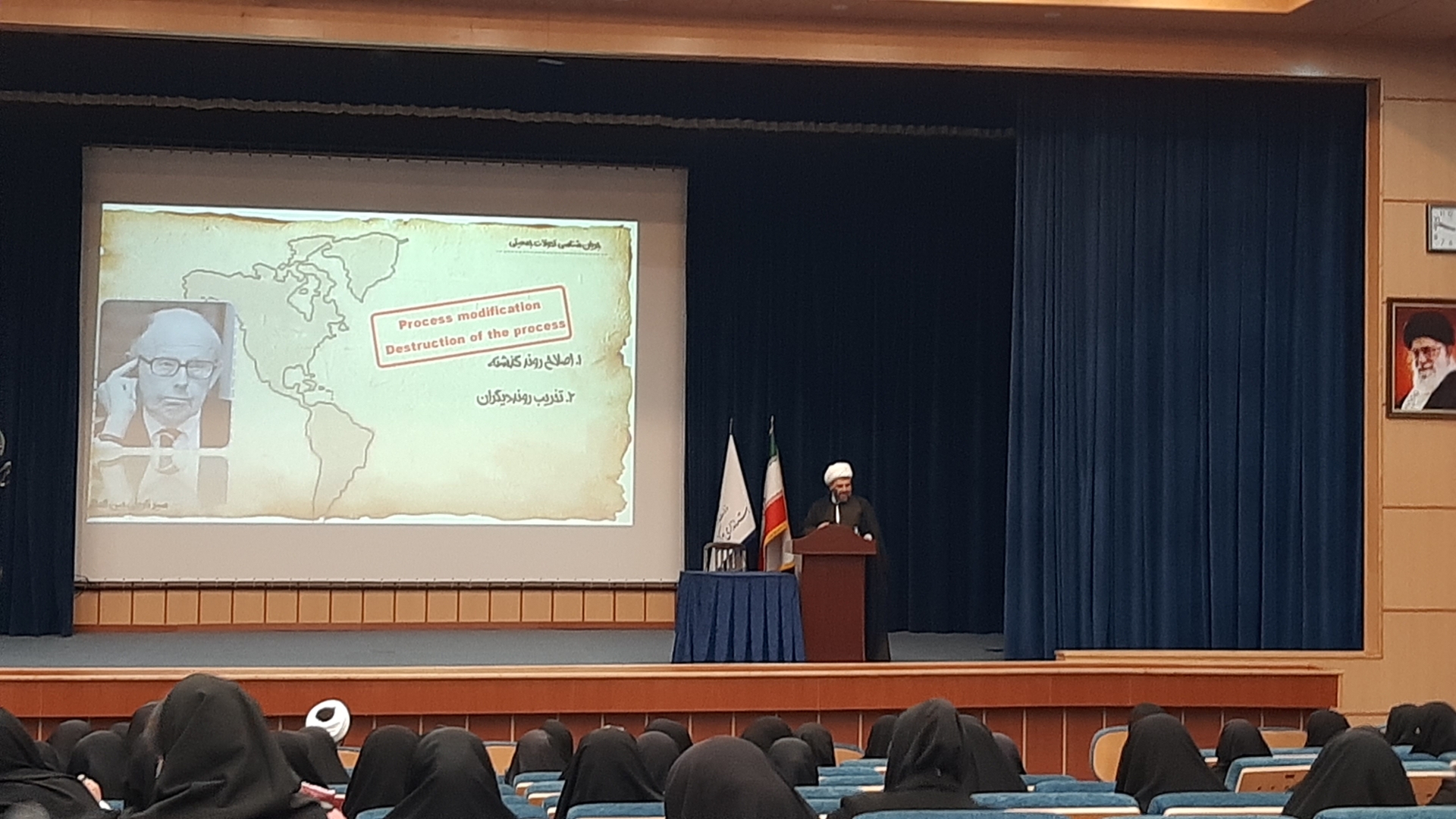 باحضور سرکار خانم مفتح زاده مدیر کل بانوان استانداری دوره آموزشی تکمیلی با رویکرد تربیت کنشگر جمعیت و نیز با حضور نایب رئیس دبیر شورای راهبردی جمعیت درحوزه های علمیه کشورحجت الاسلام محمد مسلم وافی درسالن پیامبر اعظم (ص) برگزار  گردید . ١٤٠١-٠٩-٠٨