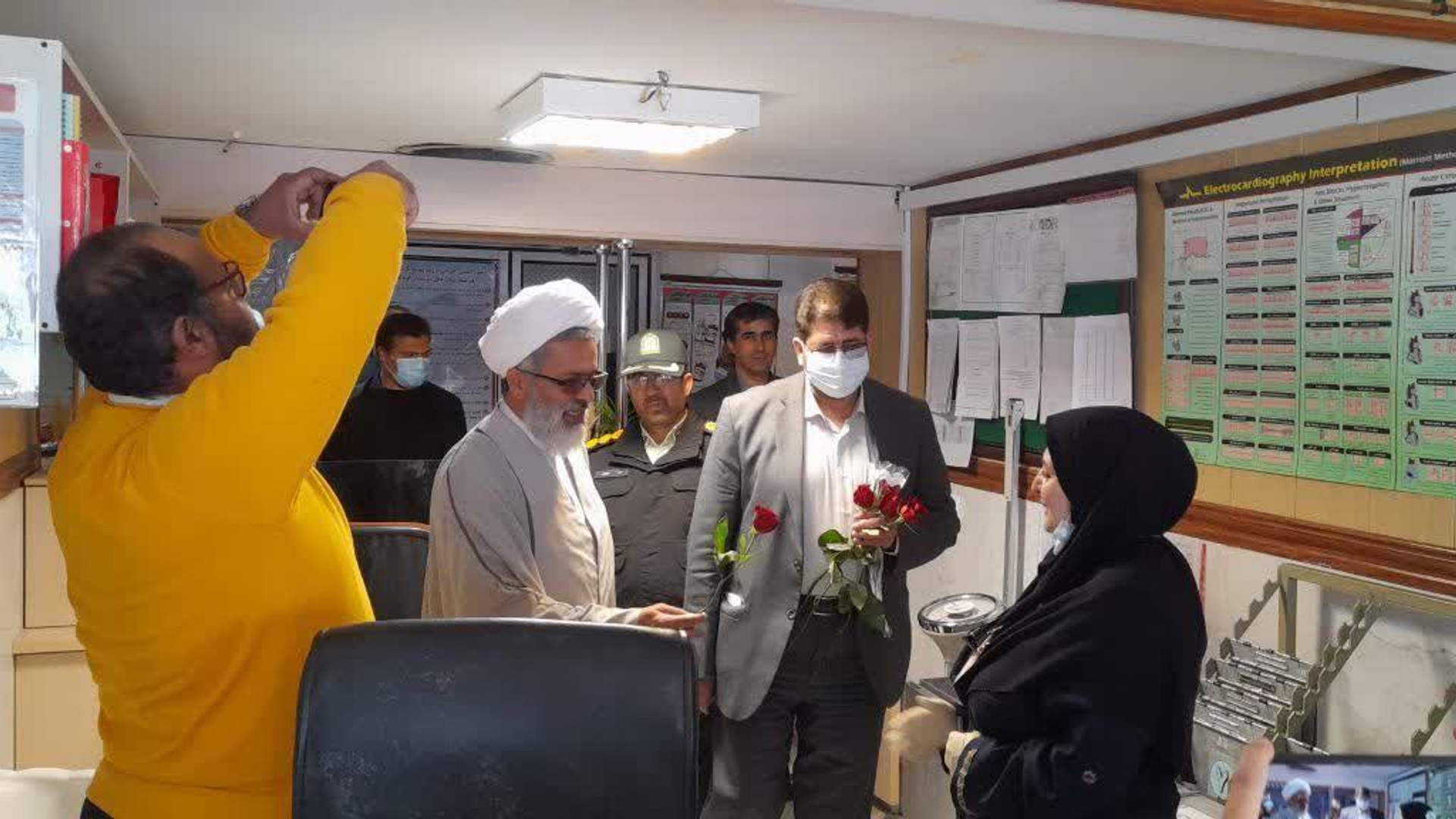 به مناسبت ولادت با سعادت حضرت زینب(س) و روز پرستار مهندس محمدرضا رضایی فرماندار شهرستان تفرش به همراه حجت‌الاسلام‌والمسلمین اجرایی امام جمعه  تفرش و جمعی از مسئولان با حضور در بیمارستان والفجر و جشن روز پرستار از زحمات و خدمات گرانقدر و ارزشمند پرستاران و کادر این مجموعه درمانی با اهداء شاخه گل و لوح تقدیر قدردانی نمودند.