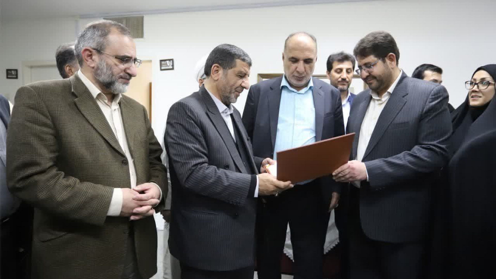 لوح ثبتی شهر ملی تفرشی دوزی توسط وزیر میراث فرهنگی، گردشگری و صنایع دستی به محمدرضا رضایی فرماندار شهرستان تفرش اهدا شد.