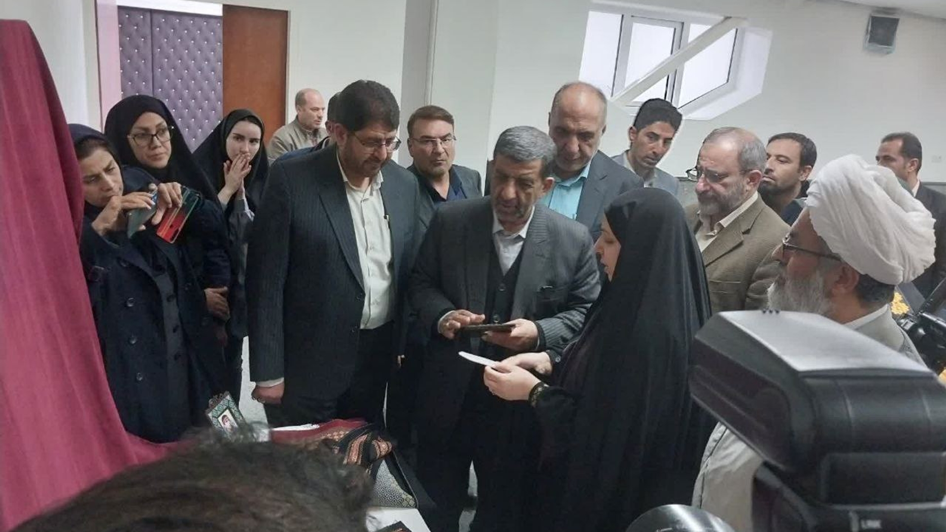 بازدید وزیر میراث فرهنگی، گردشگری و صنایع دستی، استاندار مرکزی، محمدرضایی فرماندار تفرش ، بیاتی نماینده مردم تفرش و جمعی از مسؤولان از نمایشگاه تفرشی دوزی در فرمانداری تفرش