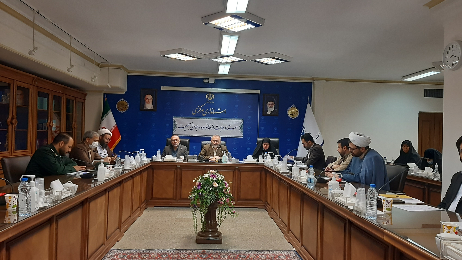 جلسه چهارم ستاد حمایت از خانواده و جوانی جمعیت به ریاست استاندار  محترم وسرکارخانم مفتح زاده مدیر کل بانوان استانداری و اعضای ستاد جمعیت با موضوع پیگیری مصوبات جلسه قبل و ارائه گزارش دستورالعمل ماده 65 قانون حمایت  از خانواده درمحل سالن امیرکبیر استانداری برگزارگردید . ١٤٠١-٠٩-١٢